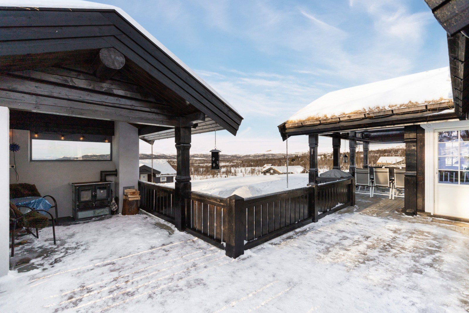 Stor og solrik terrasse med utgang fra stuen med fantastisk utsikt over fjellområdet Galleribilde
