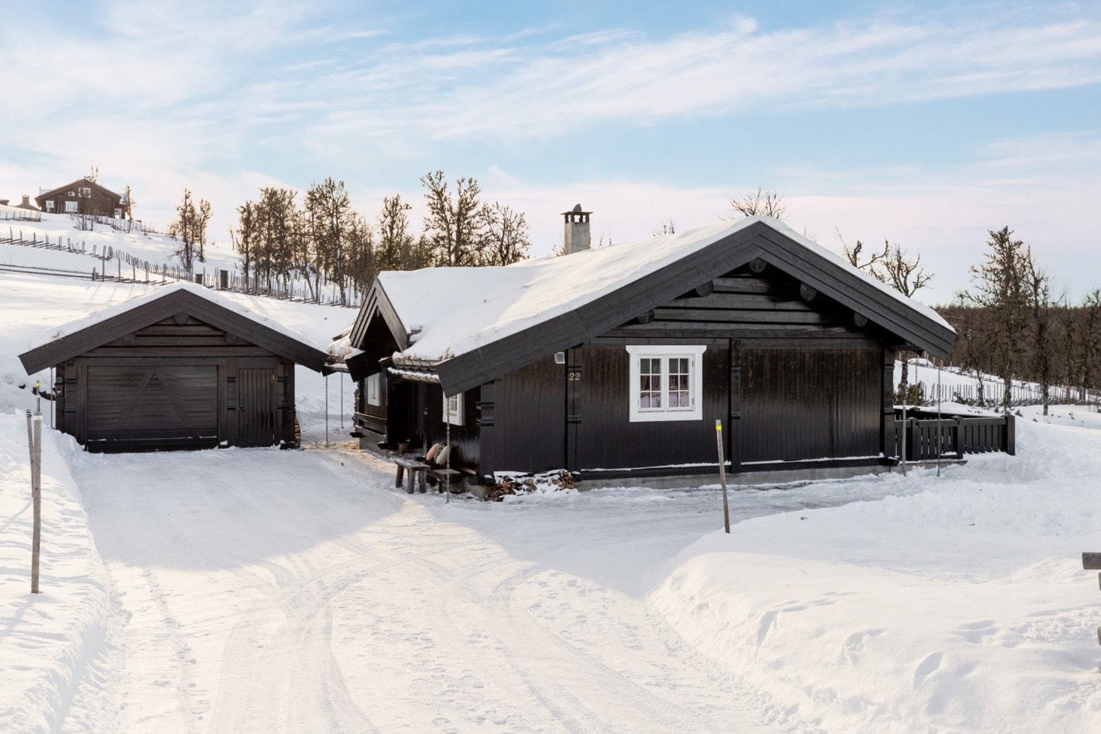 Garasje med en biloppstillingsplass. Galleribilde