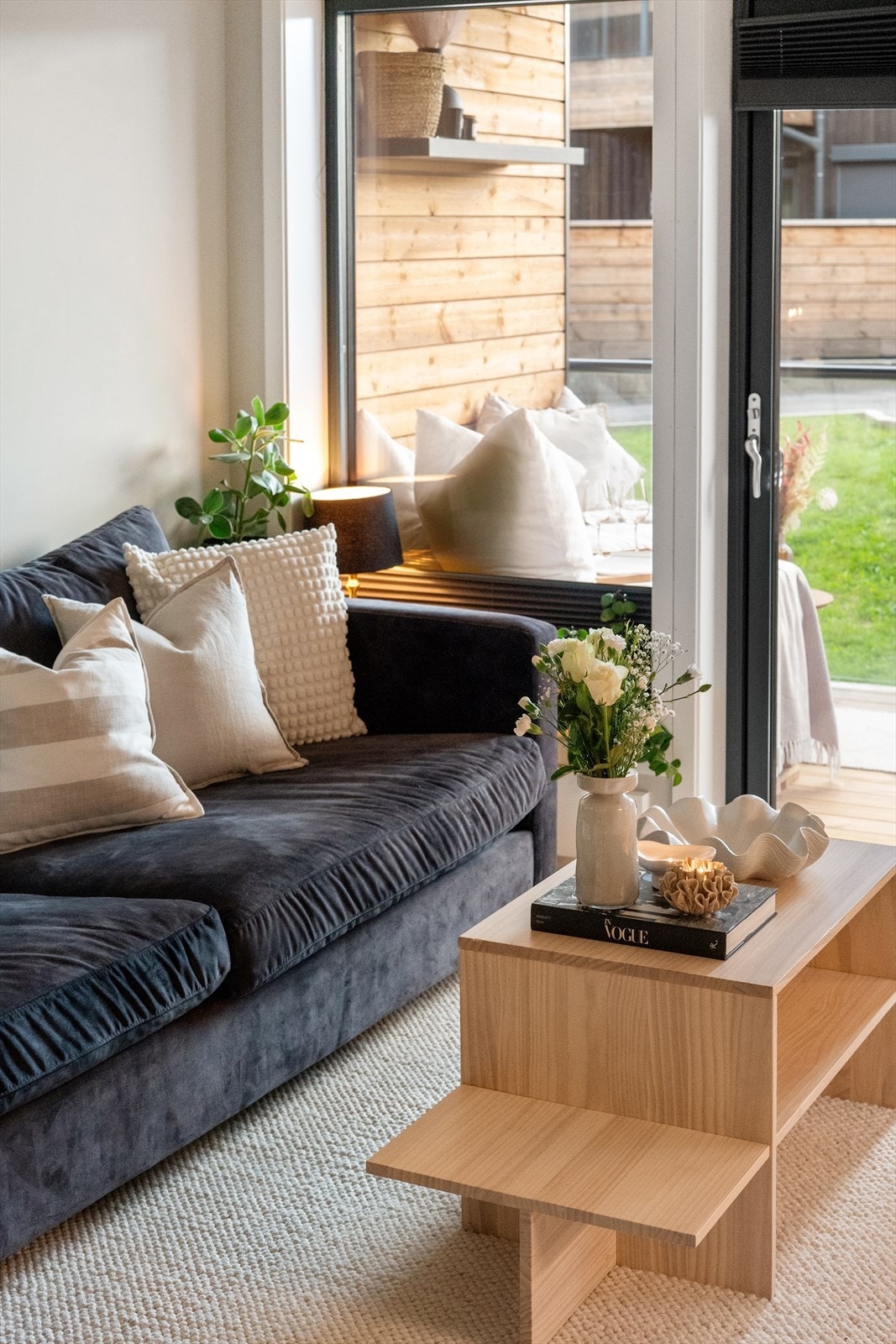 Leilighetens balkong nås enkelt fra stuen, og bidrar til en lys og luftig atmosfære Galleribilde