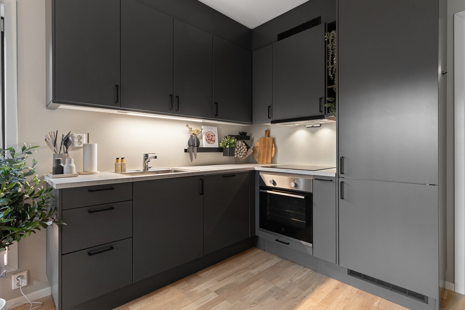 Kjøkkenet er et velutstyrt Sigdal-kjøkken med alle hvitevarer integrert. Galleribilde