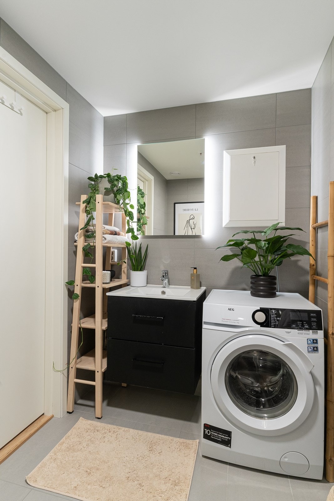 Et lyst og behagelig baderom med tidløse fargevalg. Galleribilde