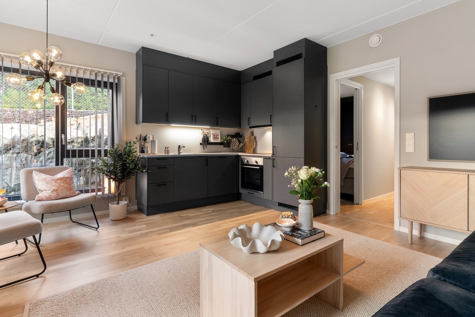 Åpen løsning med oppholdsrom som kan romme både sofagruppe, kjøkkenavdeling, og mulighet for egen spisebordsgruppe mot vindusposten. Galleribilde