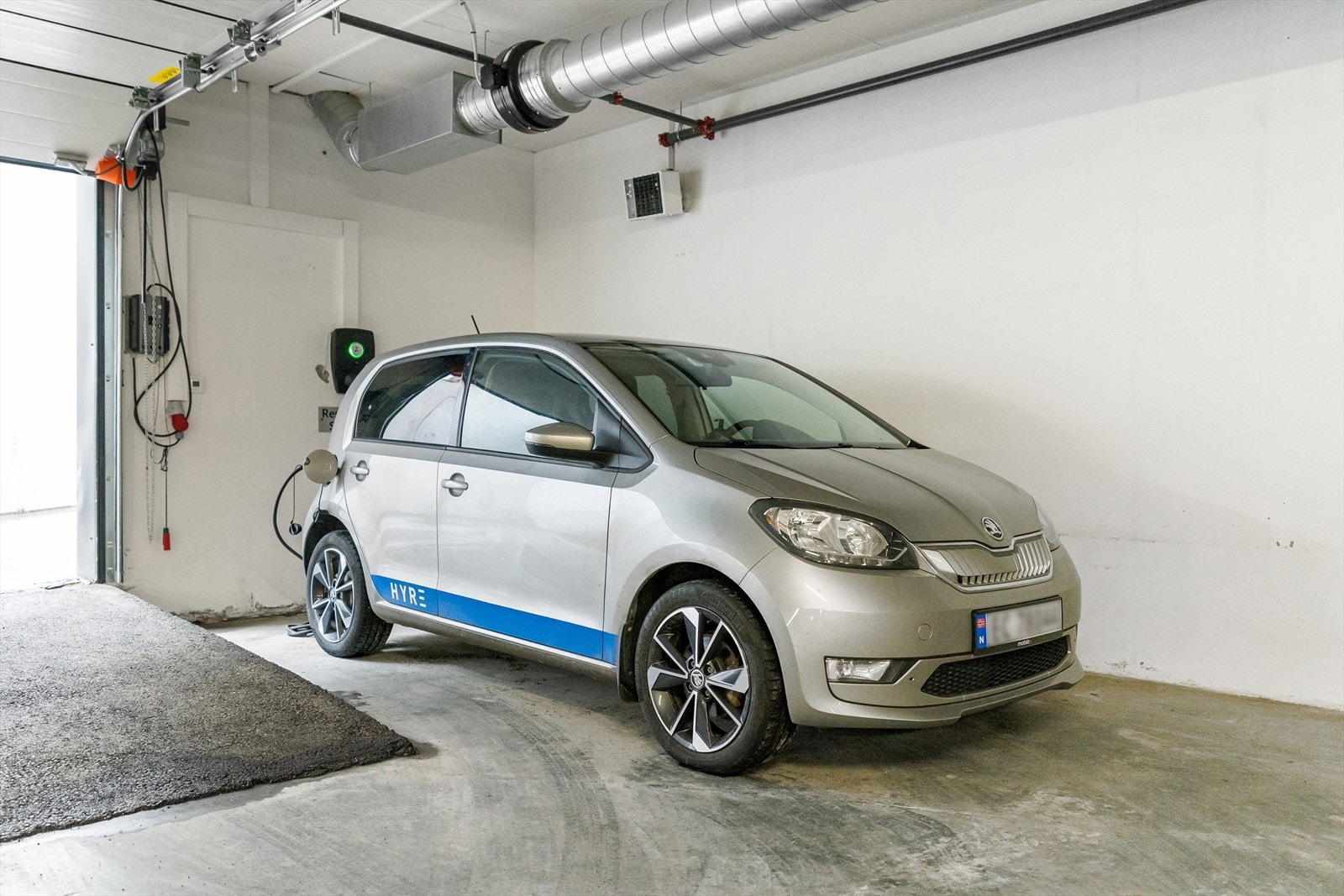 Rett nedenfor leiligheten finner du gratis gateparkering. For beboerne som ønsker, kan bilen i sameiets bildelingsordning, leies for kun 50 kr per døgn! Galleribilde