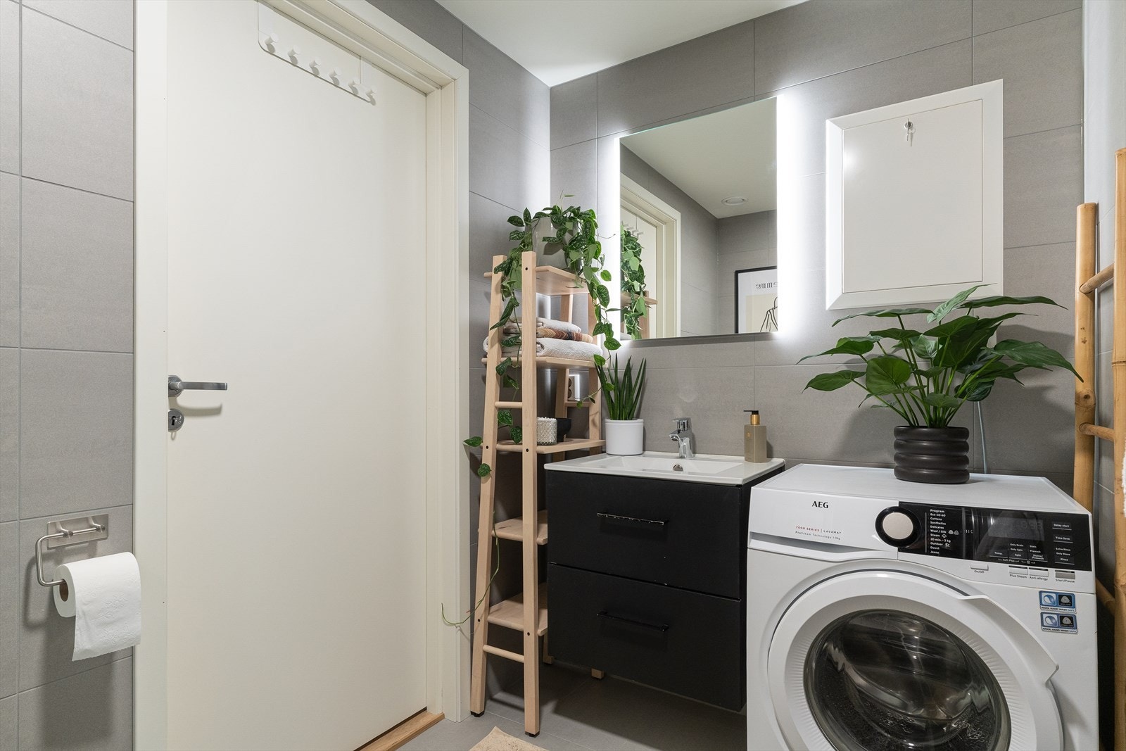 Badet er et kombinert bad og vaskerom. Her er både vegger og gulv flislagt og man har varmekabler i hele baderommet. Galleribilde