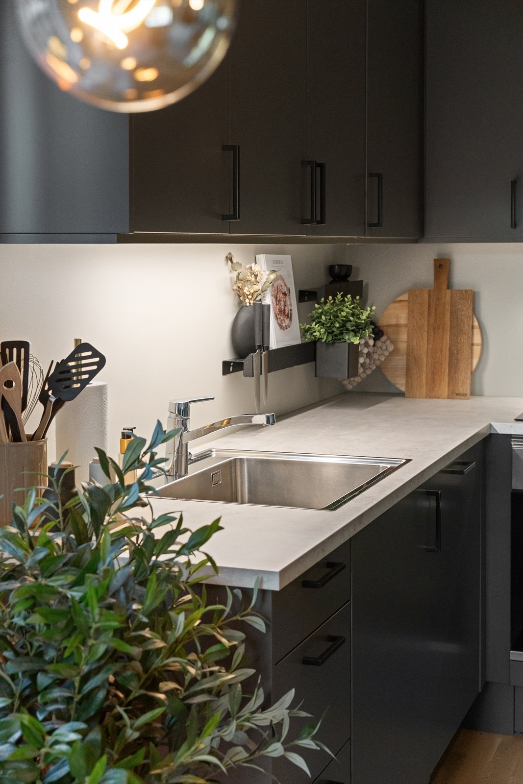 Et delikat og moderne kjøkken i tidsriktige fargevalg. Galleribilde