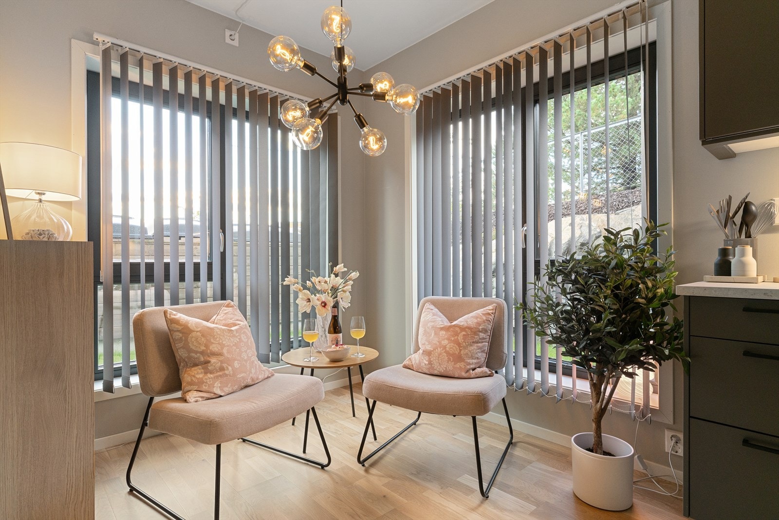 Her har man plass til en god sittegruppe, eller en egen spisestue. Leiligheten er også godt utstyrt med diverse solskjerming. Her kan man flytte rett inn, uten å tenke på oppussing. Bo forutsigbart og økonomisk over tid. Galleribilde