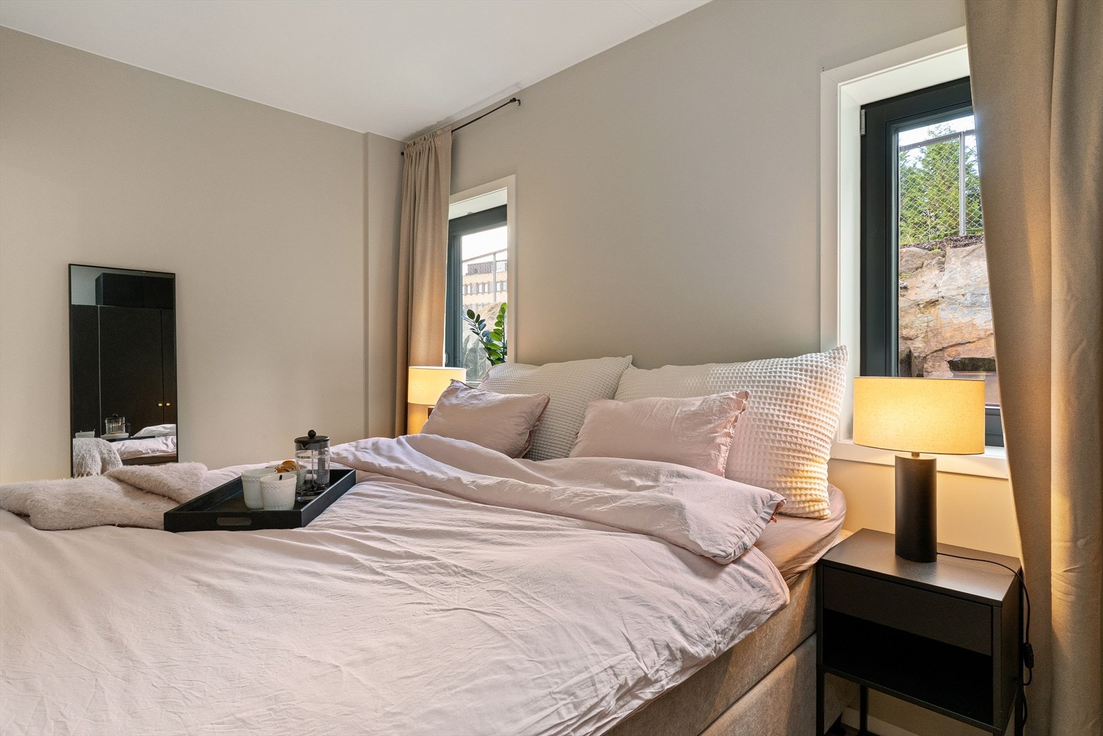 Soverommet er utstyrt med plass til å kunne ha en romslig dobbeltseng med nattbord på hver side. Galleribilde