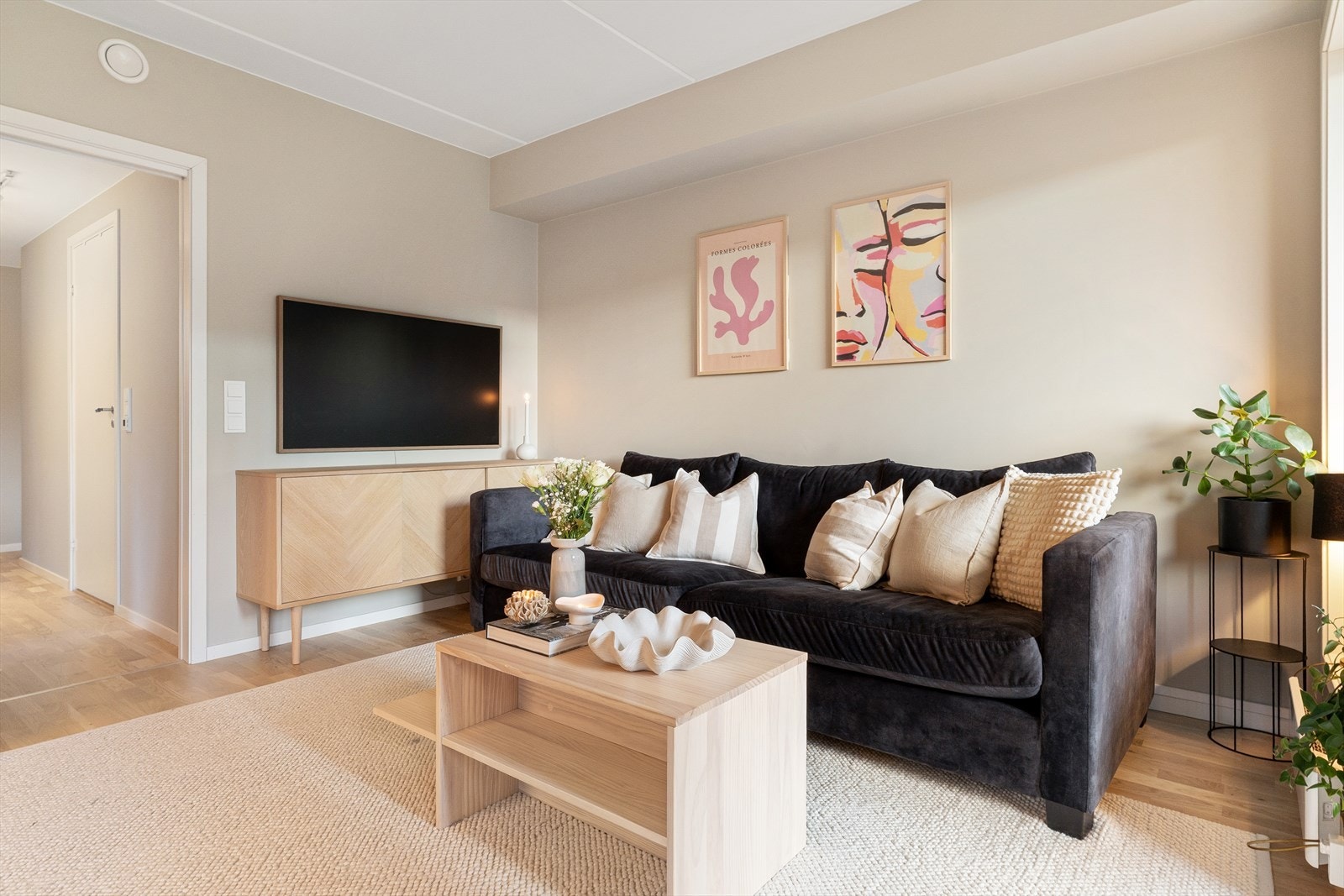 Stuen er lys og hyggelig, med lysinslipp fra 2 yttervegger. Leiligheten ligger i ende og har derfor ekstra vindusflater. Galleribilde