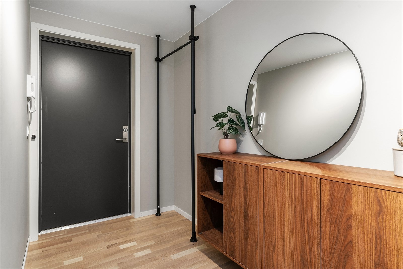 Det er gode opphengsmuligheter til jakker og klær også. Galleribilde