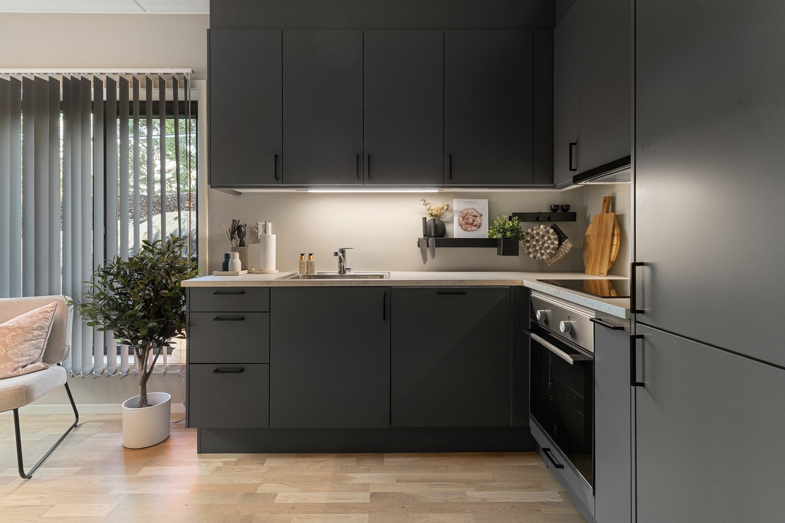 Her har man integrerte hvitevarer av god kvalitet, god belysning under overskapene, skuff- og skapssystemer med demping på dører, og ellers øvrige funksjonelle løsninger for matlagingen. Galleribilde