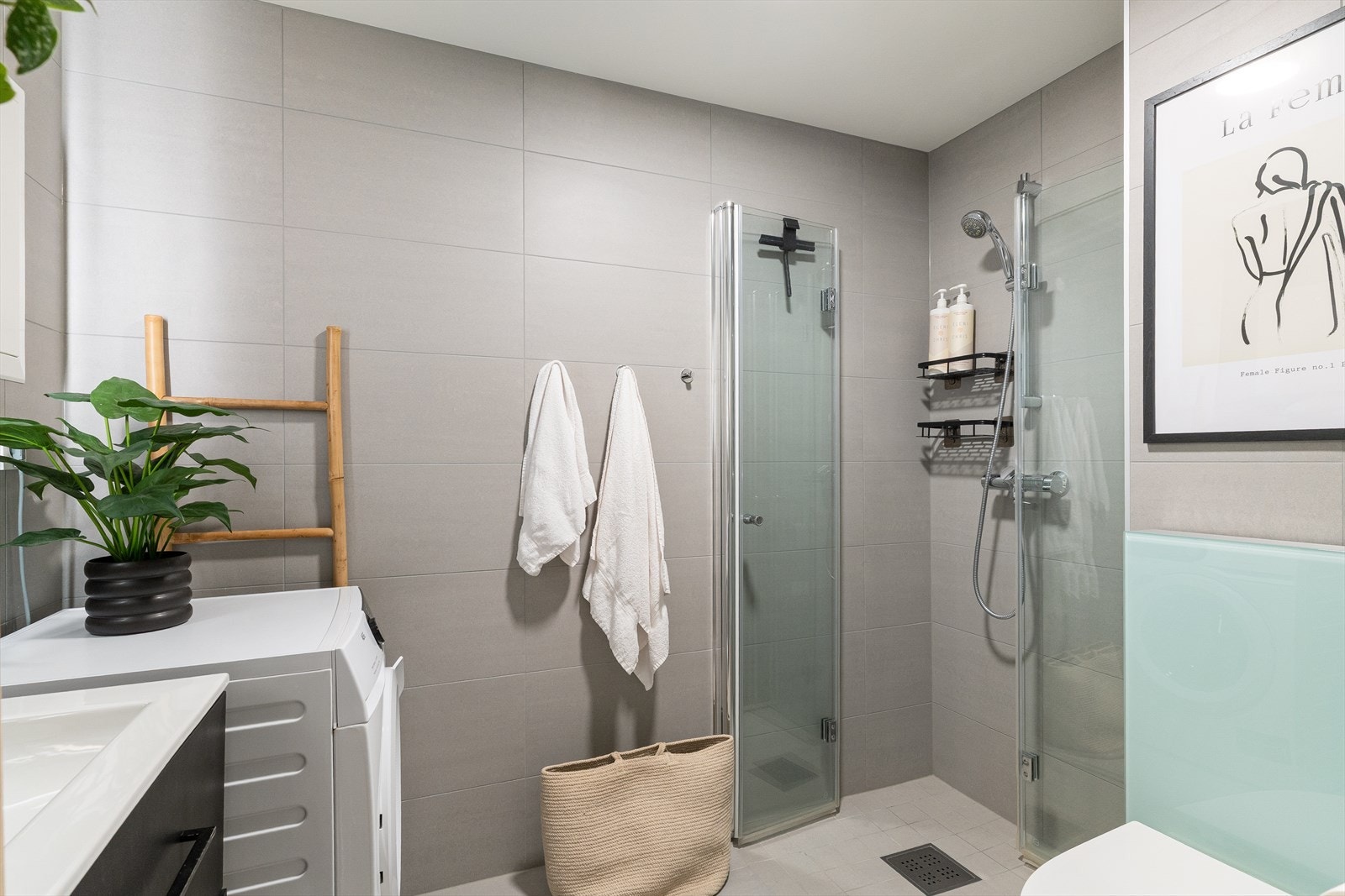 Dusjnisje med nedsenk - og infellbare glassdører. Galleribilde