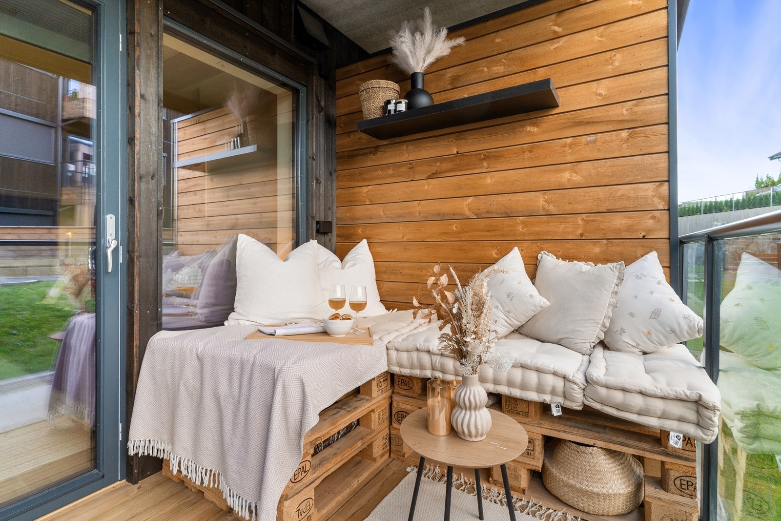 Leiligheten har både egen privat uteplass i front, og man disponerer også felles takterrasse i sameiet. Galleribilde