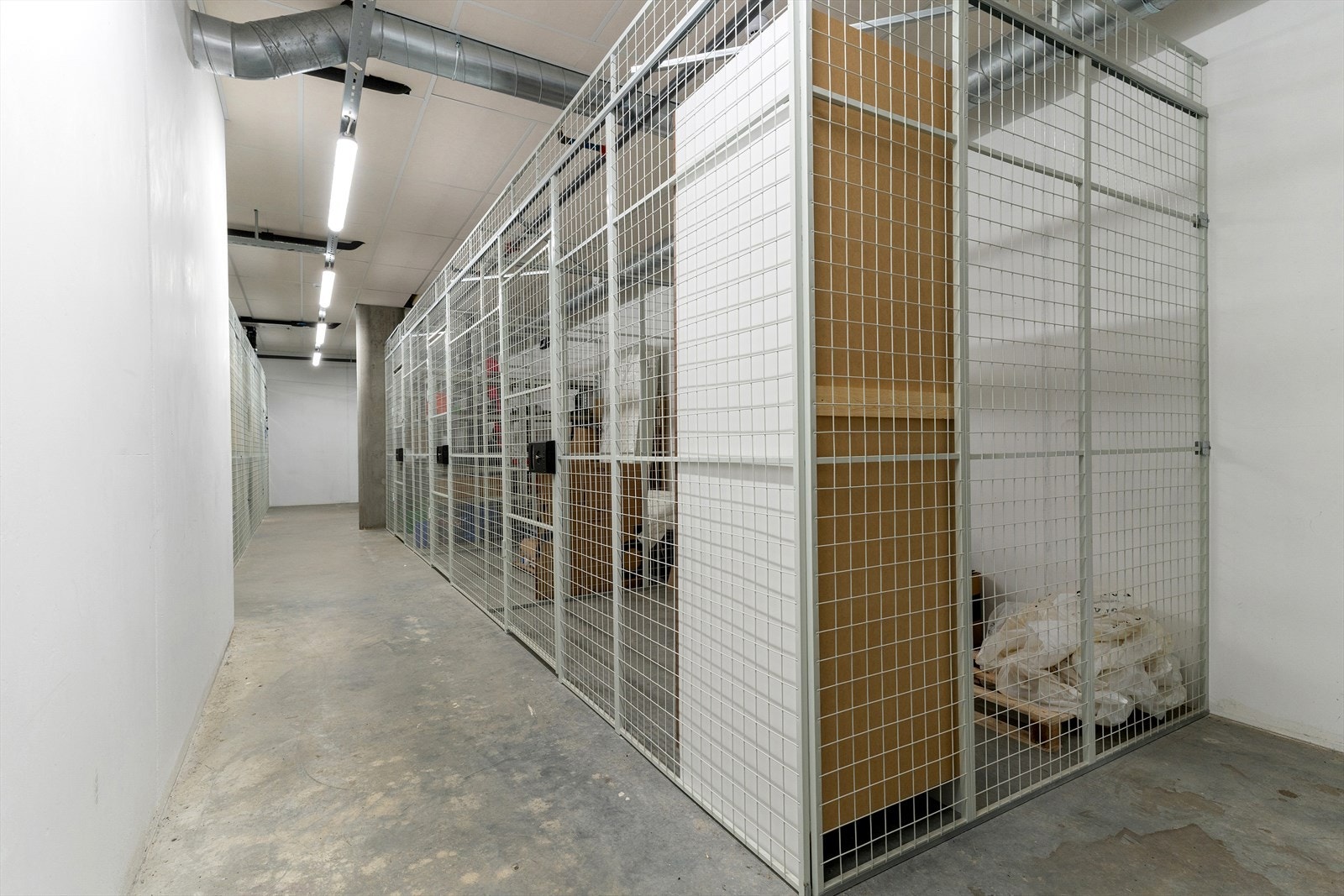 Til leiligheten medfølger også en praktisk sportsbod i kjelleretasjen. Det er heis til alle byggets etasjer, både ned til kjellerbod og opp til takterrassen. Galleribilde