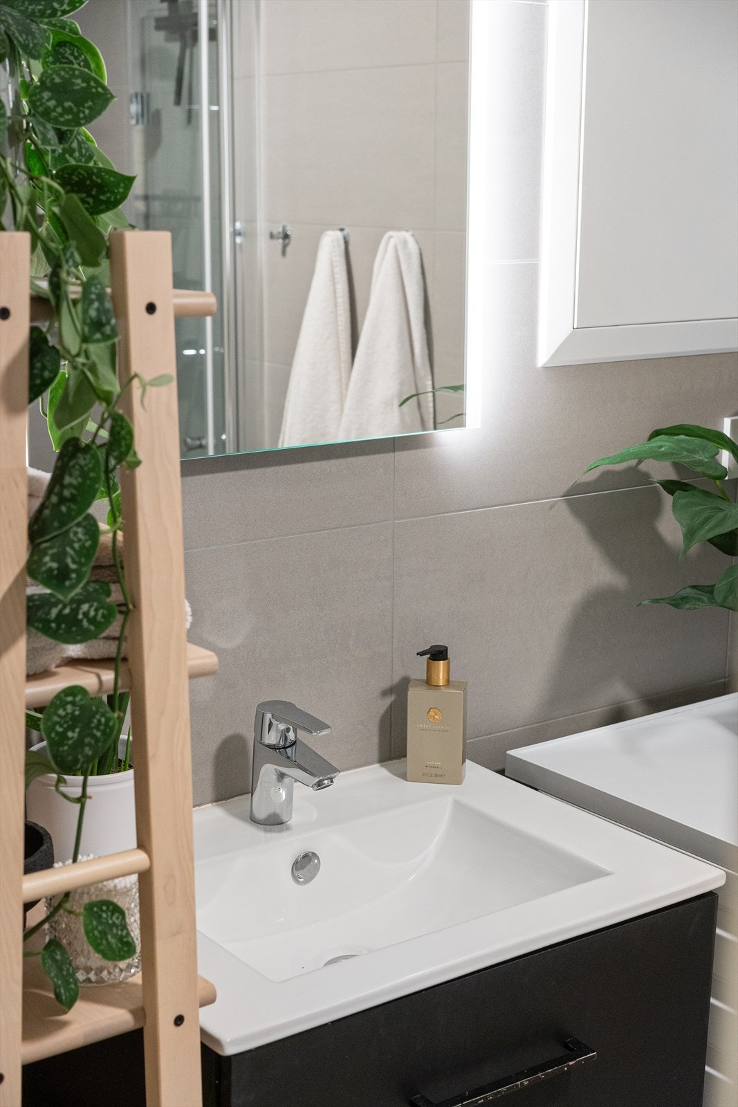 Speilet over servanten byr på ekstra, integrert belysning. Galleribilde