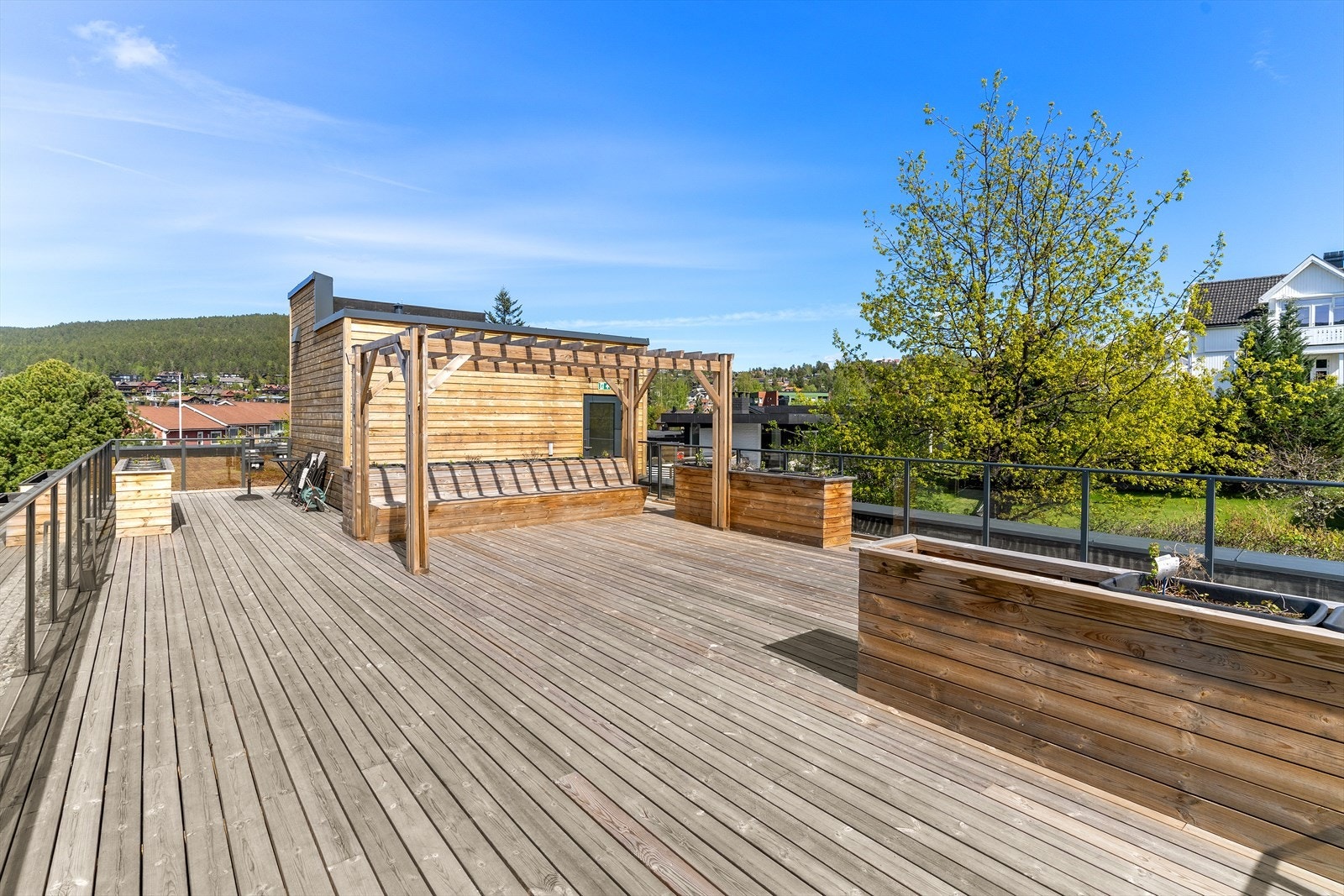 I tillegg til egen privat terrasse, byr sameiet på en lukket takterrasse som kun beboerne har tilgang på. Her kan man samle venner og kjente til større lag. Galleribilde