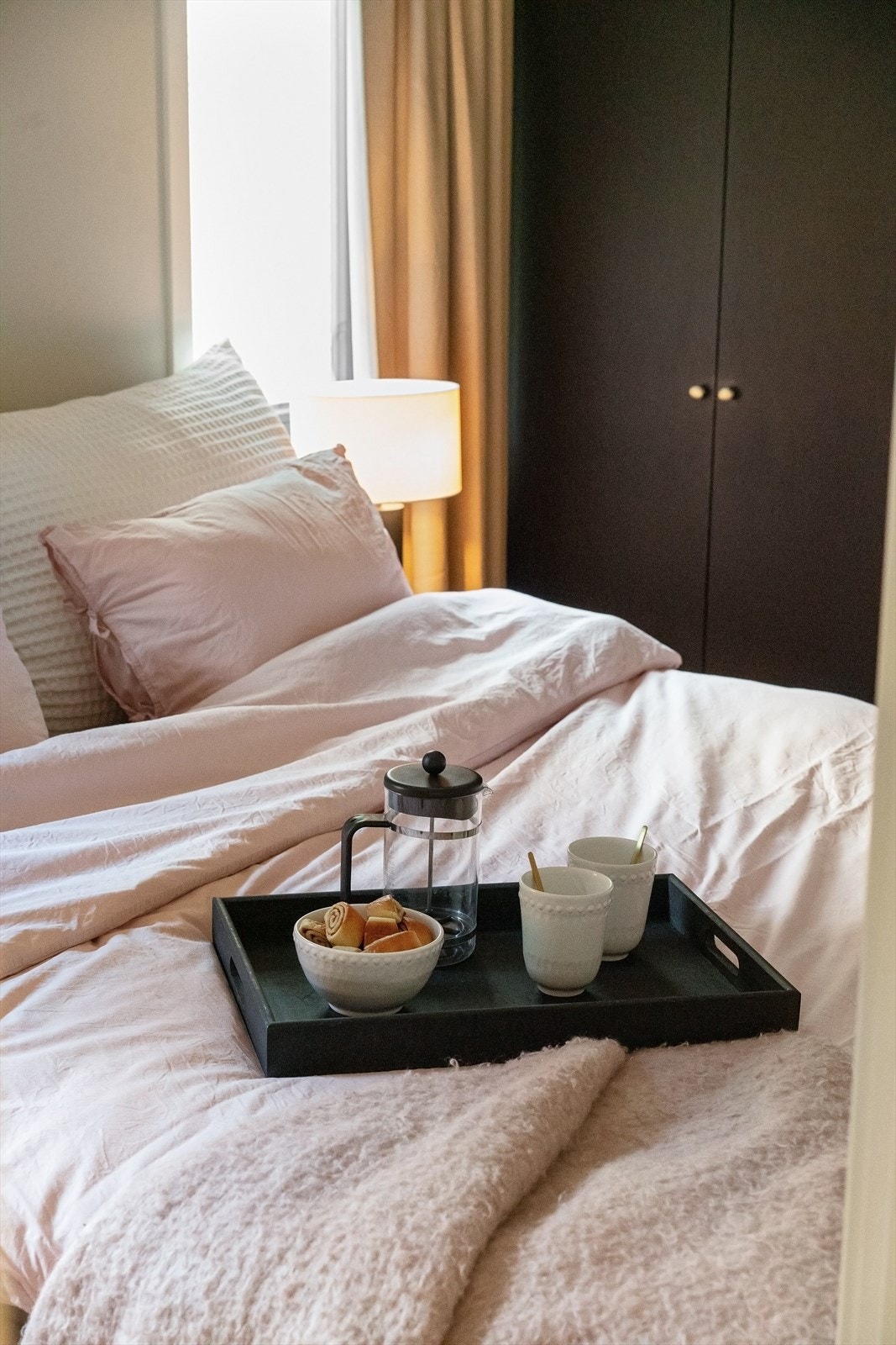 Unn deg noe godt på sengekanten en lørdags morgen. Galleribilde