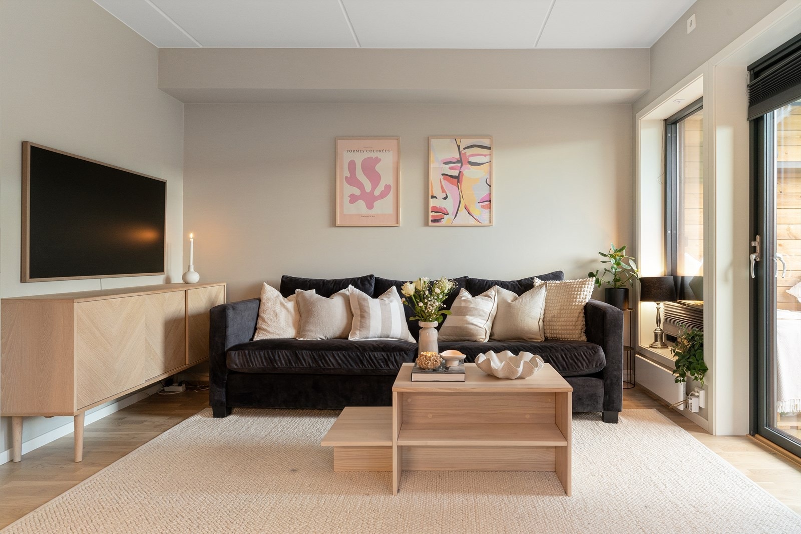 Duse farger og moderne overflater, med parkett på gulvet og slette vegger. Galleribilde