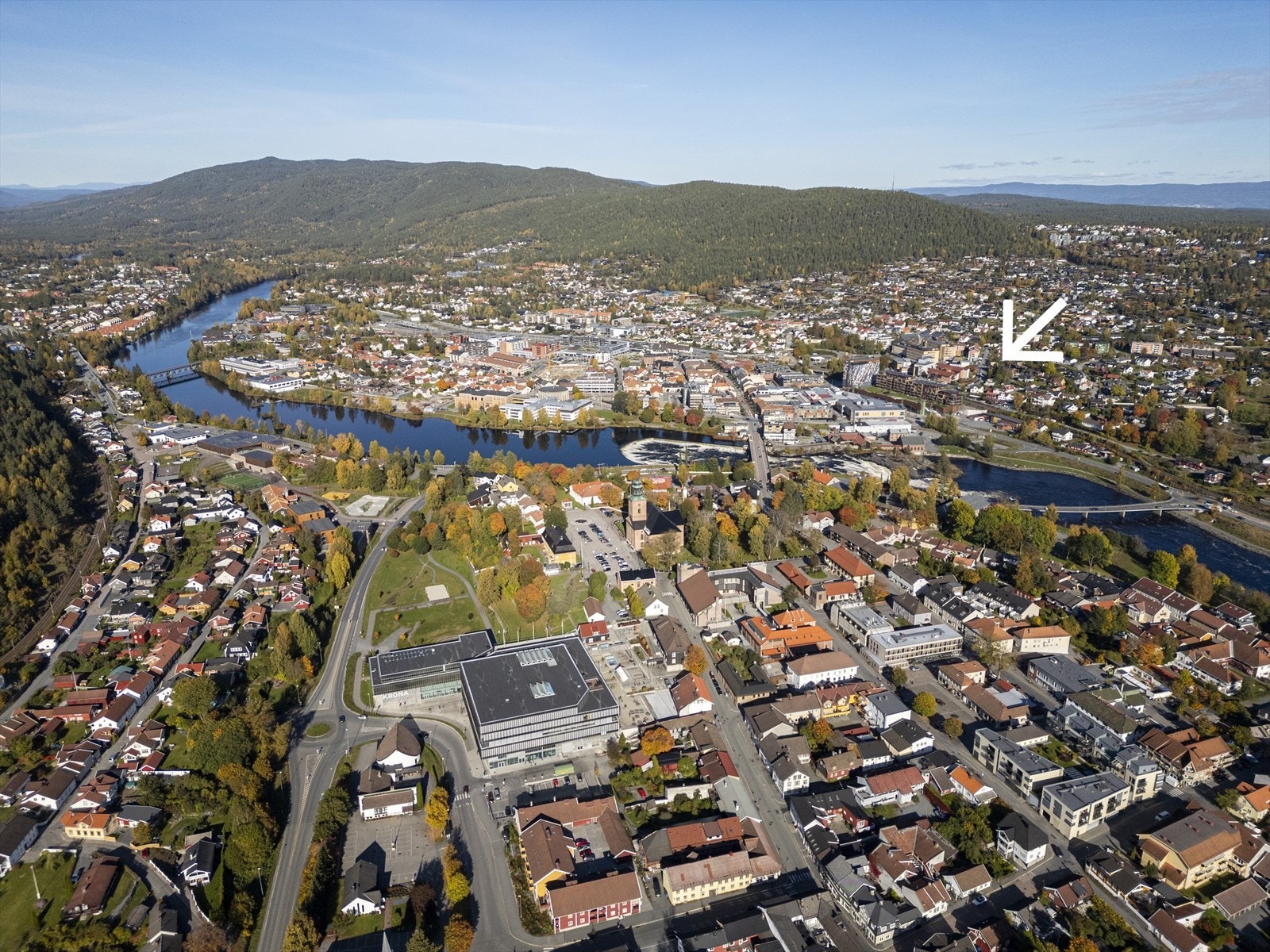 Sameiet har en meget sentral, men samtidig tilbaketrukket beliggenhet, og fra leiligheten har man gangavstand til alle byens fasiliteter! Galleribilde