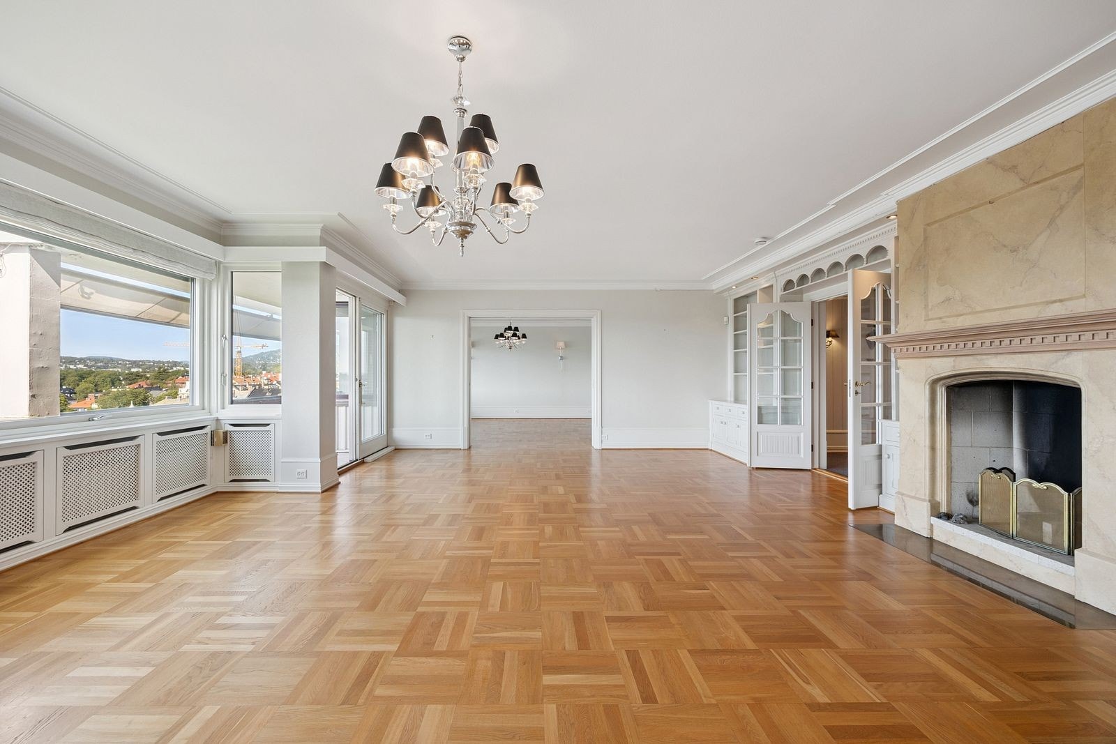 Store oppholdsrom med store vinduer som gir rikelig med lys Galleribilde