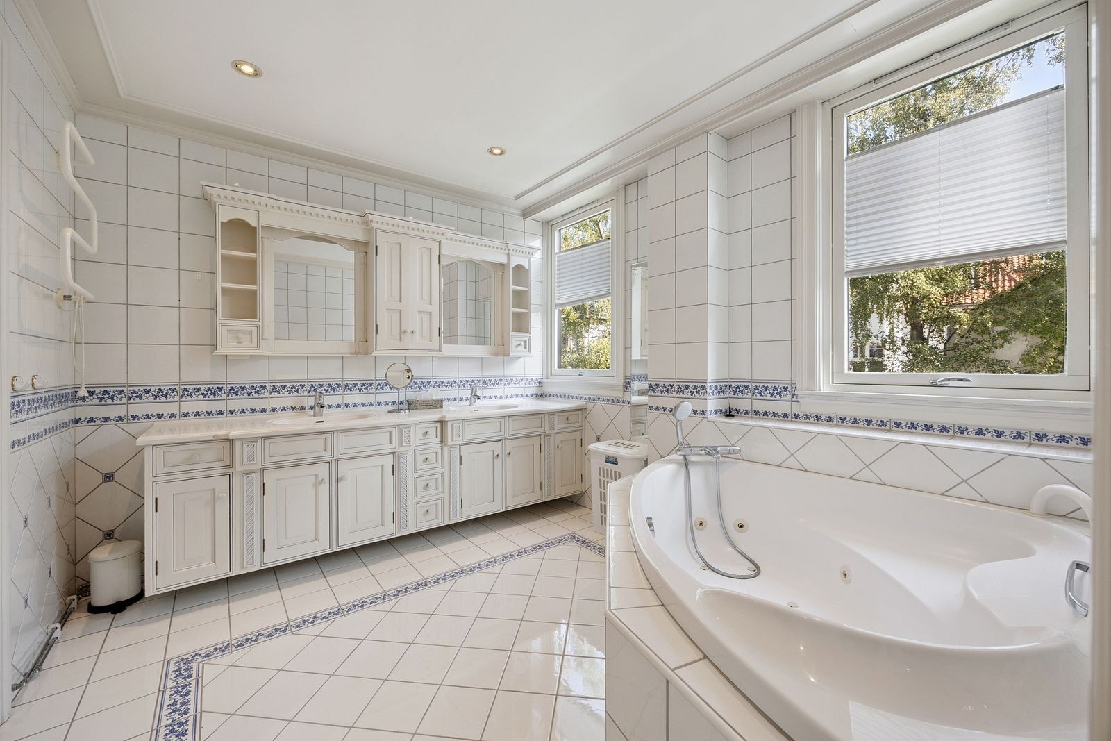 Hovedbad med dusj og boblebad Galleribilde