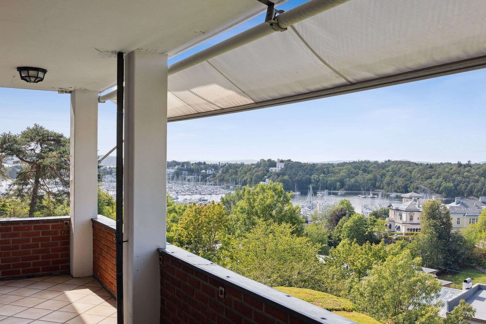 Fra stuen er det utgang til stor terrasse, flott utsikt mot Frognerkilen Galleribilde