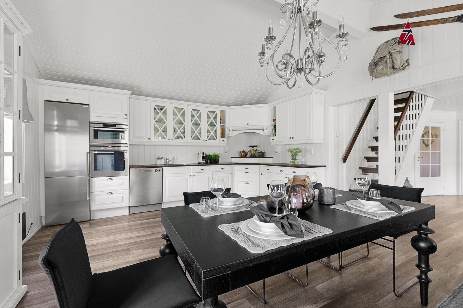 Det sjarmerende hyttekjøkkenet av typen Meny Herregård fra Drømmekjøkkenet har lyse, profilerte fronter og en benkeplate i heltre ask - en kombinasjon som både oser av kvalitet og harmonerer perfekt med hyttas atmosfære. Galleribilde