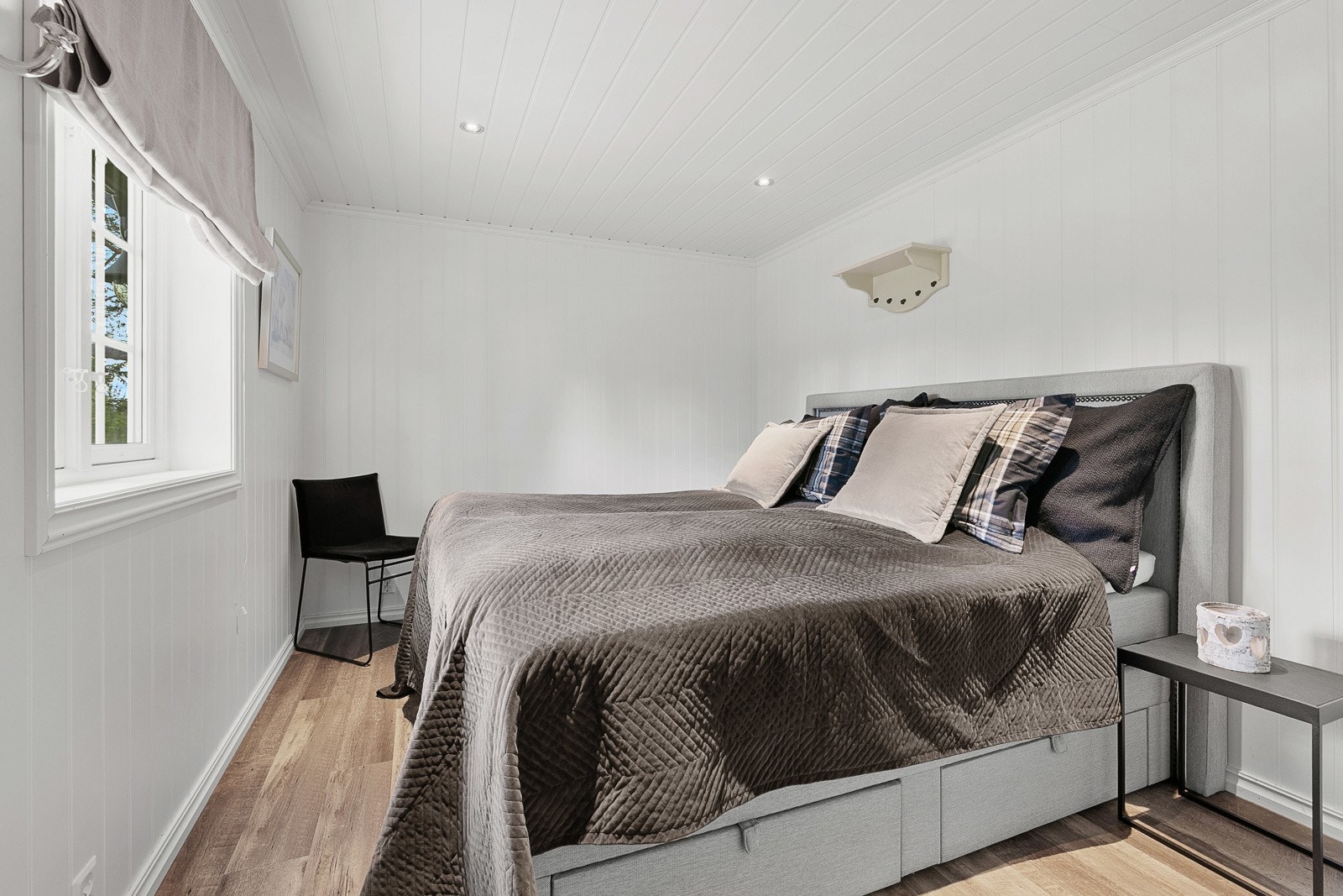 Begge soverommene i hovedetasjen er romslige og har god plass til dobbeltseng. Ett av dem har praktisk adkomst direkte fra entréen - en funksjonell løsning som gir fleksibilitet og enkel tilgang. Galleribilde