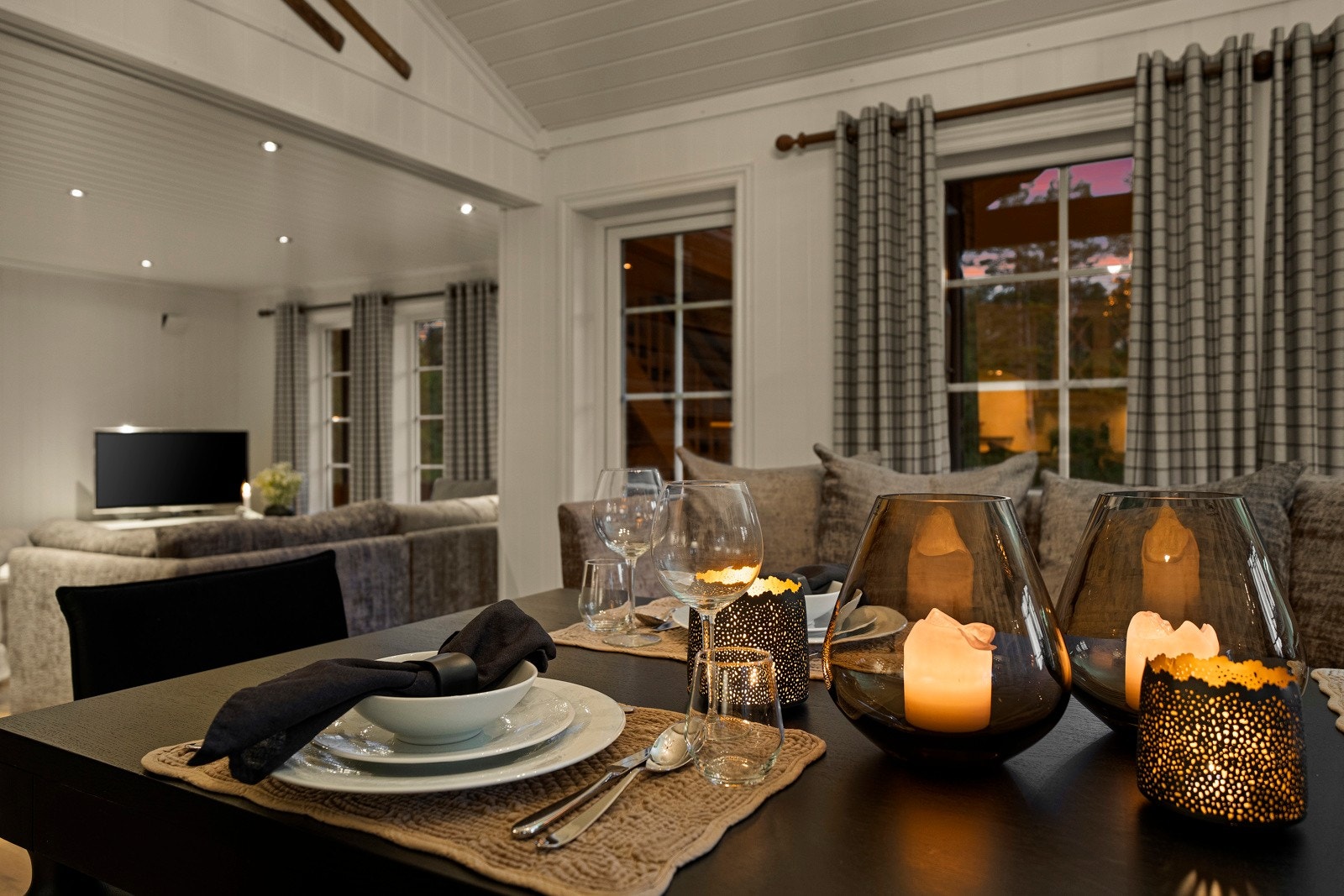 Stuen med åpen kjøkkenløsning utgjør selve hjertet i hytta - et rom hvor sjarmerende detaljer møter eksklusive materialvalg. Galleribilde