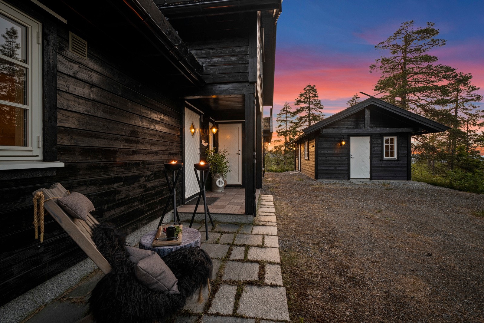 Den klassiske fjellarkitekturen smelter harmonisk inn i det etablerte hyttefeltet, og gir deg den perfekte kombinasjonen av komfort og fjellfølelse. Galleribilde
