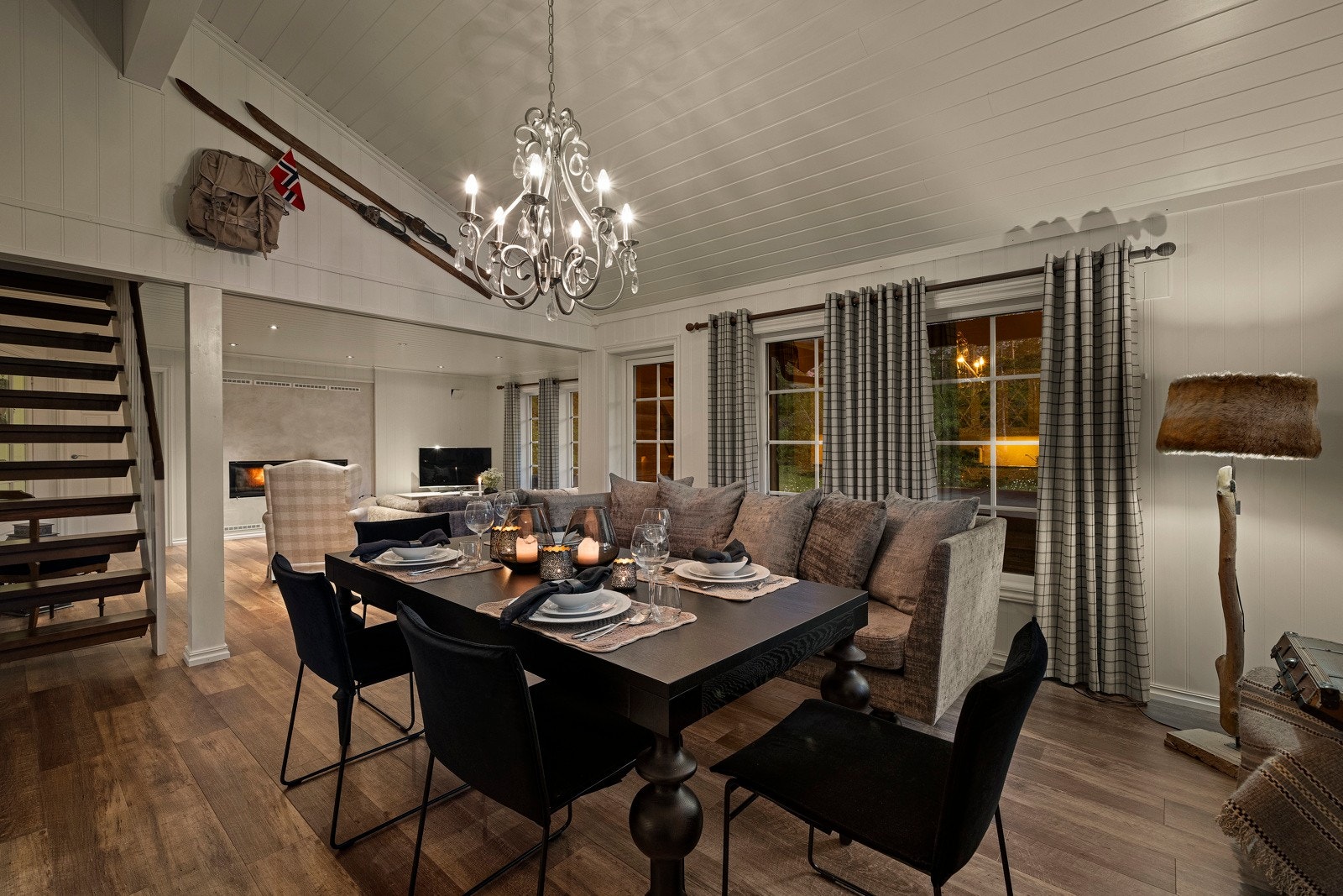 Hytta strekker seg over to plan og har en praktisk planløsning som passer både for familier og gjester. Galleribilde