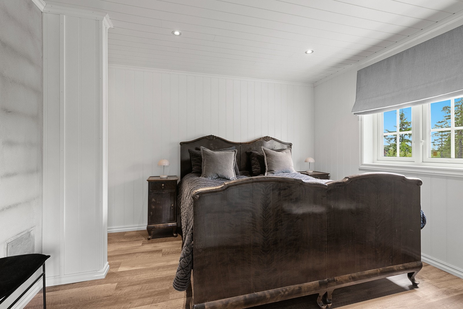 Master bedroom er romslig og komfortabelt, med direkte adkomst til eget privat bad - en luksuriøs detalj som gir ekstra komfort og privatliv. Galleribilde