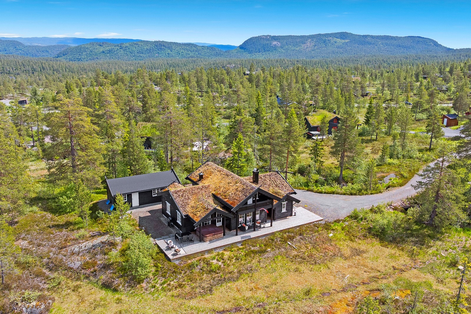 Eiendommen ligger ca. 17 km fra Lampeland, et koselig tettsted i Flesberg kommune med dagligvarebutikker, friluftsbutikk, svømmehall, ladestasjoner og Stevningsmogen Fritidspark - et flott idrettsanlegg med tilbud både sommer og vinter. Galleribilde