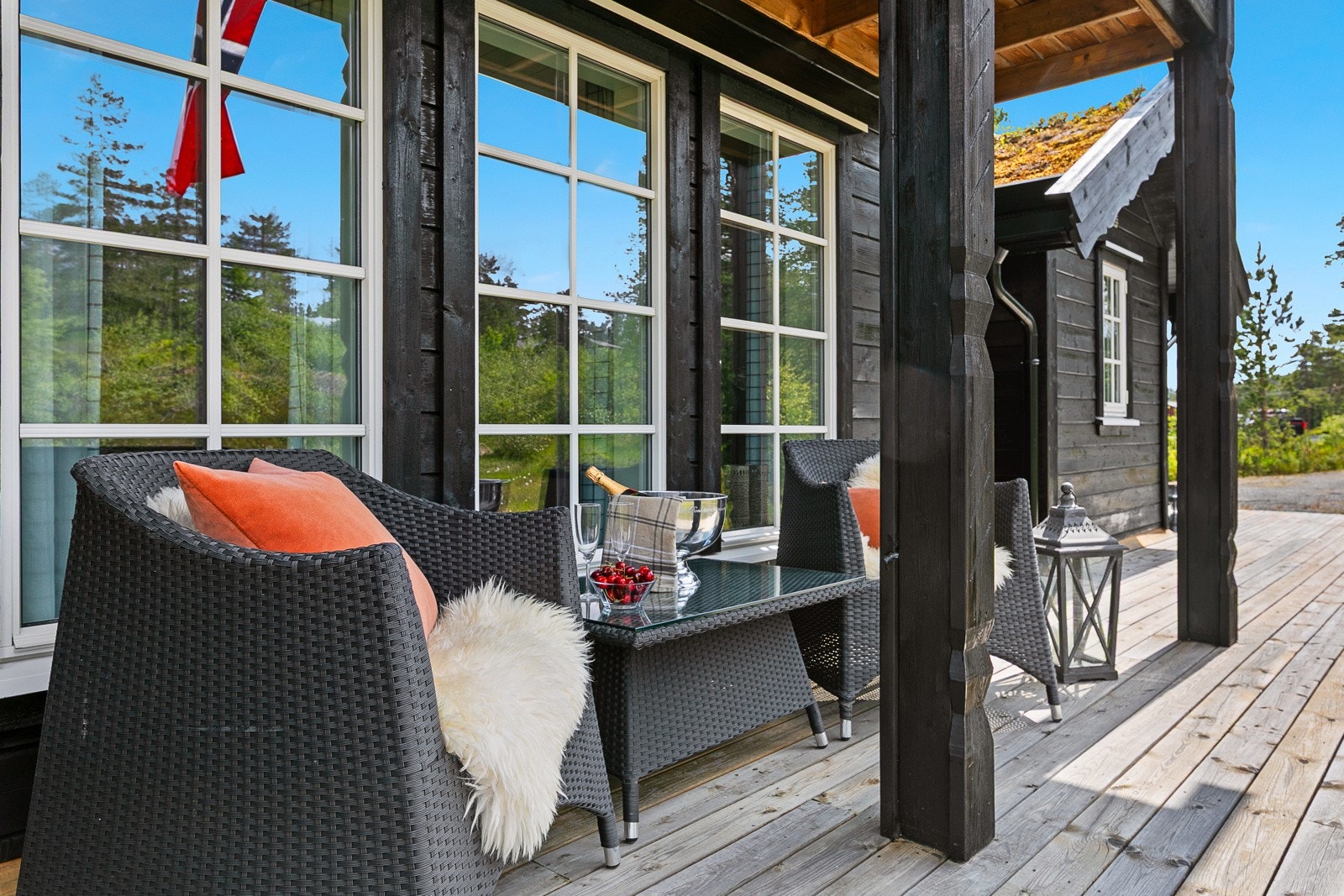 Utvendig byr eiendommen på en stor, solrik tomt med naturen som nærmeste nabo - her får du virkelig følelsen av å være på fjellet. Galleribilde