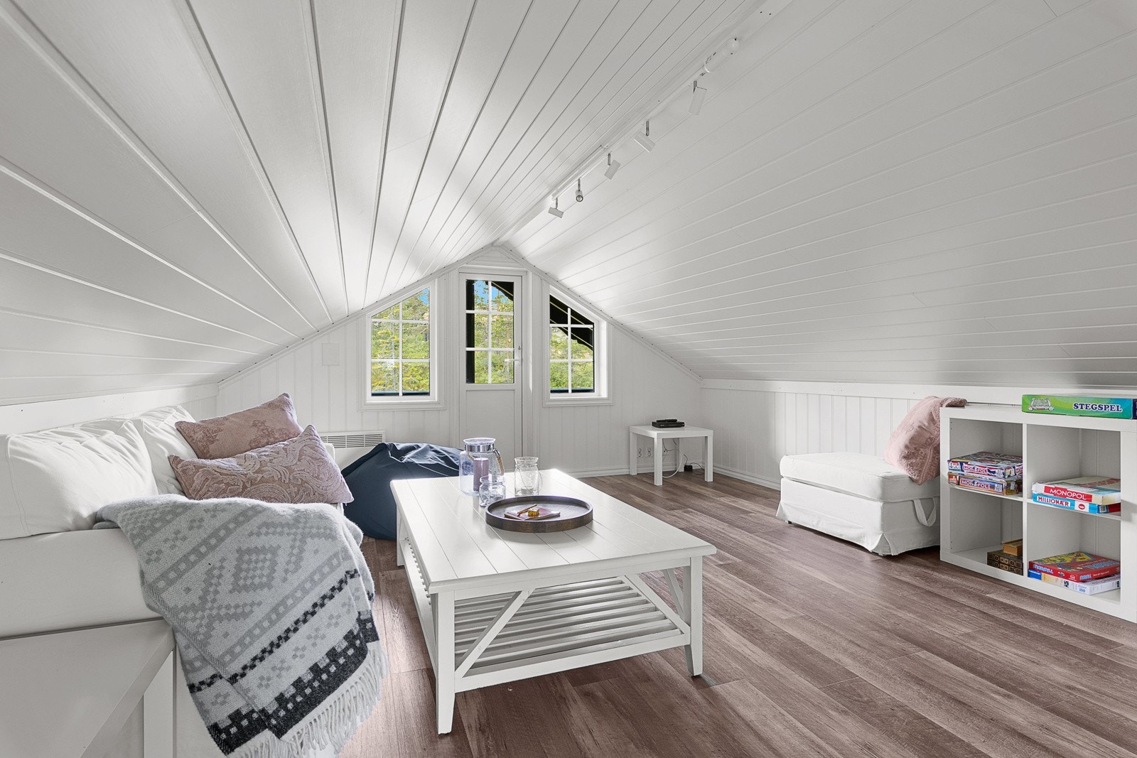 Fra kjøkkenet har du direkte adkomst til hyttas hems - et sjarmerende og fleksibelt oppholdsrom som gir ekstra plass og muligheter. Galleribilde