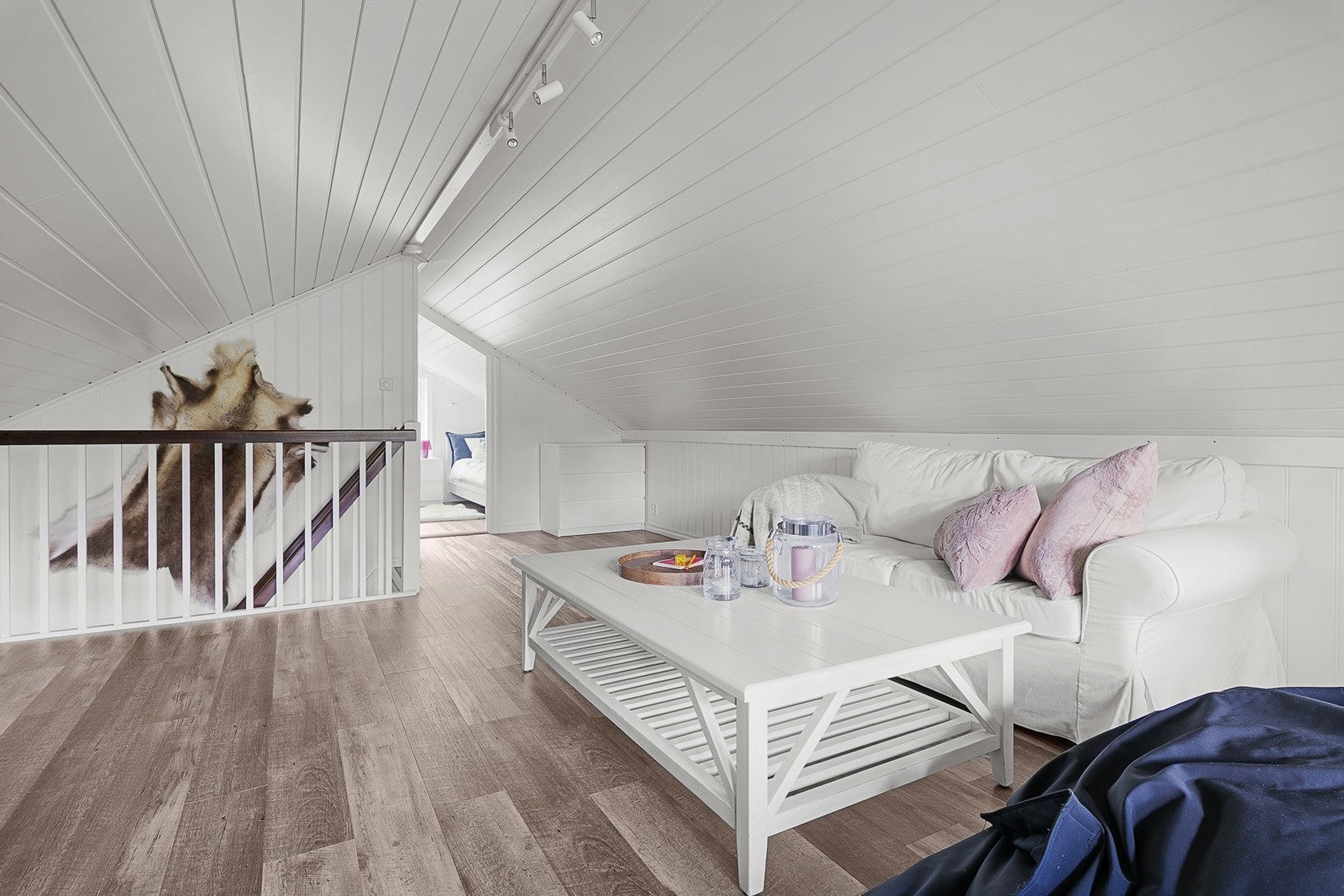 Her finner du en koselig loftstue, perfekt som gjesterom, lekeområde eller et fredelig sted for avslapning. Fra loftstuen er det utgang til en overbygd balkong hvor du kan nyte utsikten og frisk fjelluft. Galleribilde