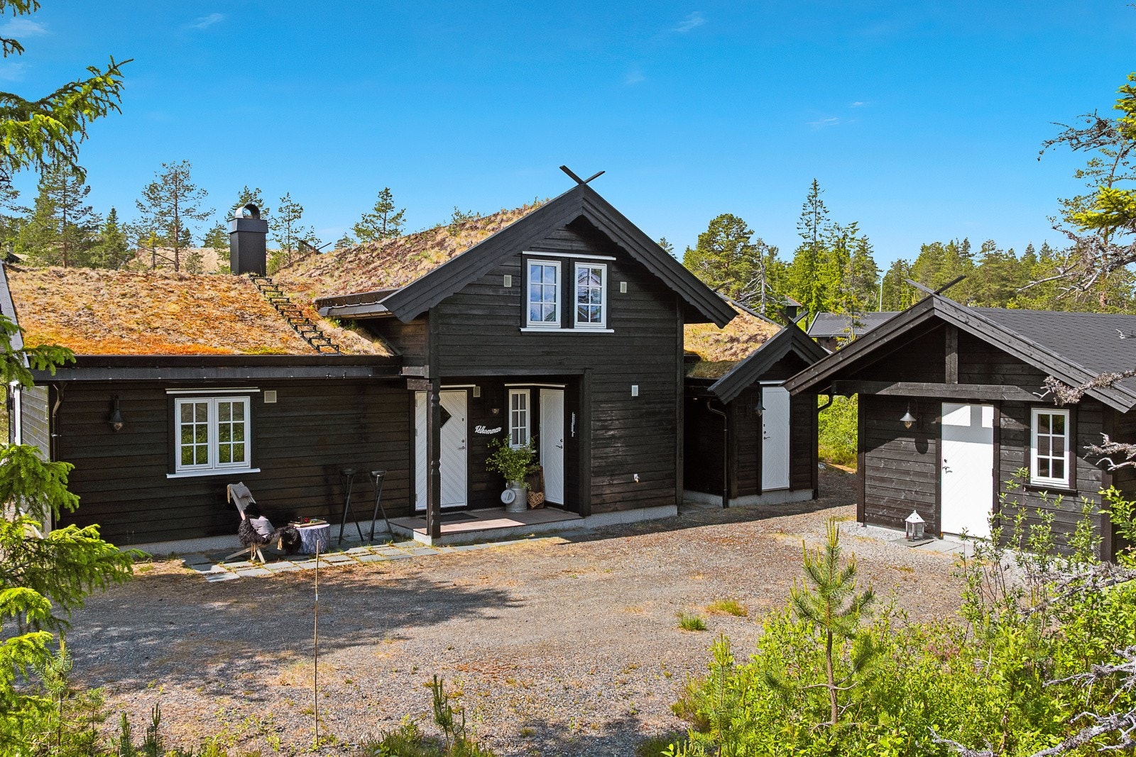 På tomten er det oppført et praktisk uthus/anneks. Ifølge godkjente tegninger er begge rom i uthuset definert som boder, men ett av rommene er i dag innredet med soveplasser. Det er ikke søkt om bruksendring. Galleribilde