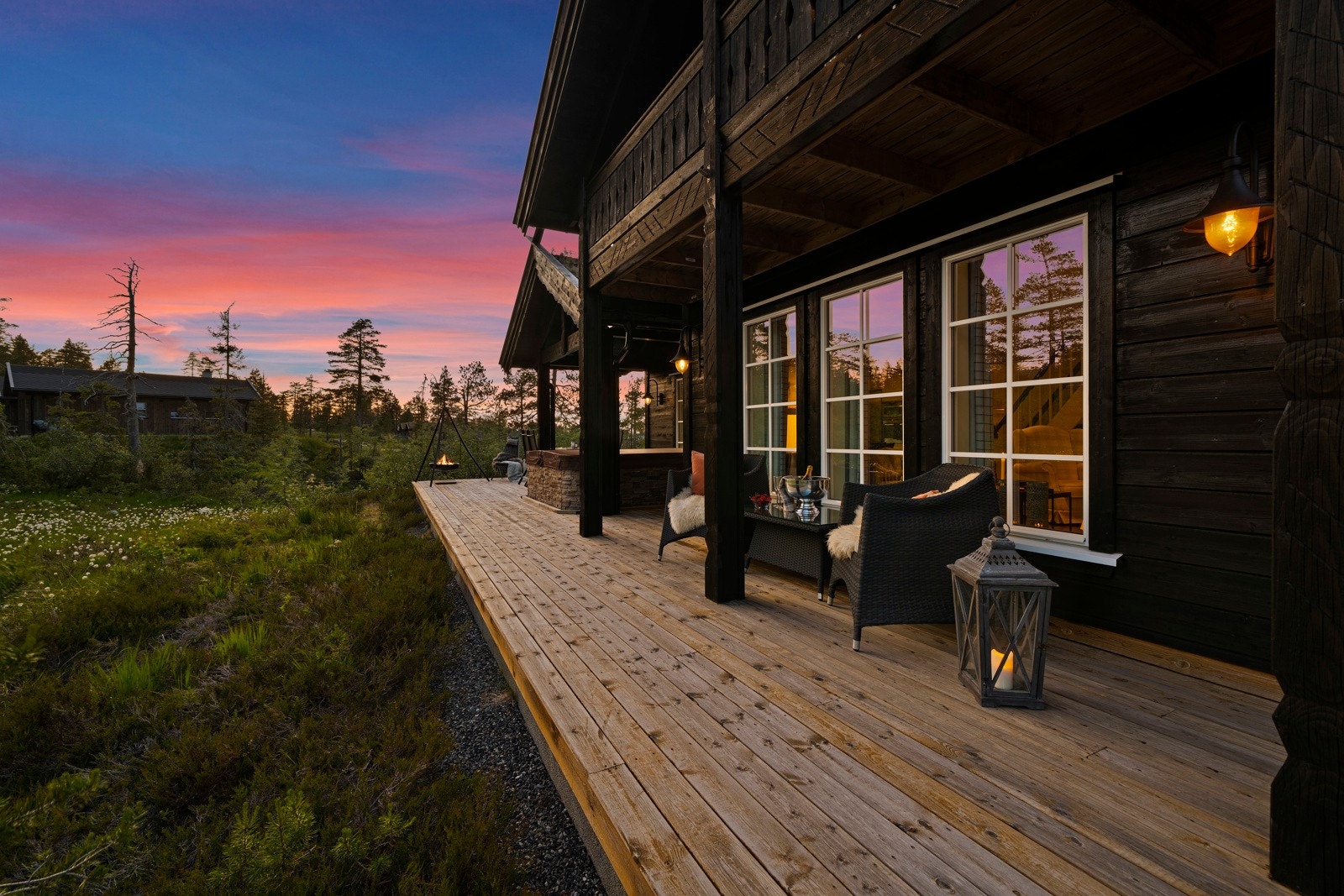 Dette er en moderne og innholdsrik hytte fra 2012 med gjennomgående god standard, gjennomtenkt planløsning og en atmosfære som inviterer til ro, samvær og naturopplevelser året rundt. Galleribilde