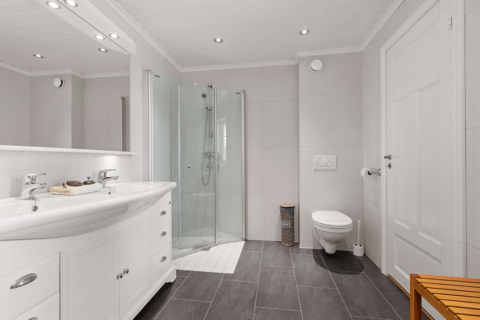 Hytta er praktisk innredet med to bad, dette badet har adkomst direkte fra entréen. Galleribilde