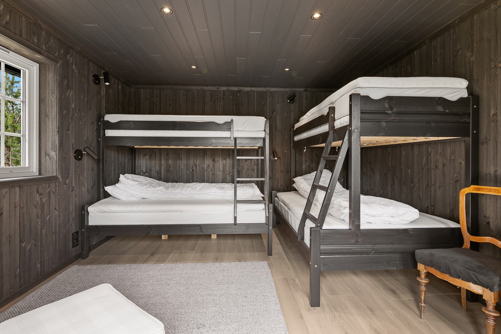 Annekset gir både ekstra overnattingsplasser og god lagringskapasitet. Her er det plass til alt fra sportsutstyr og sesongartikler til gjester som ønsker en egen, fredelig soveplass - en fleksibel løsning som gir hytta enda mer funksjonalitet og komfort. Galleribilde