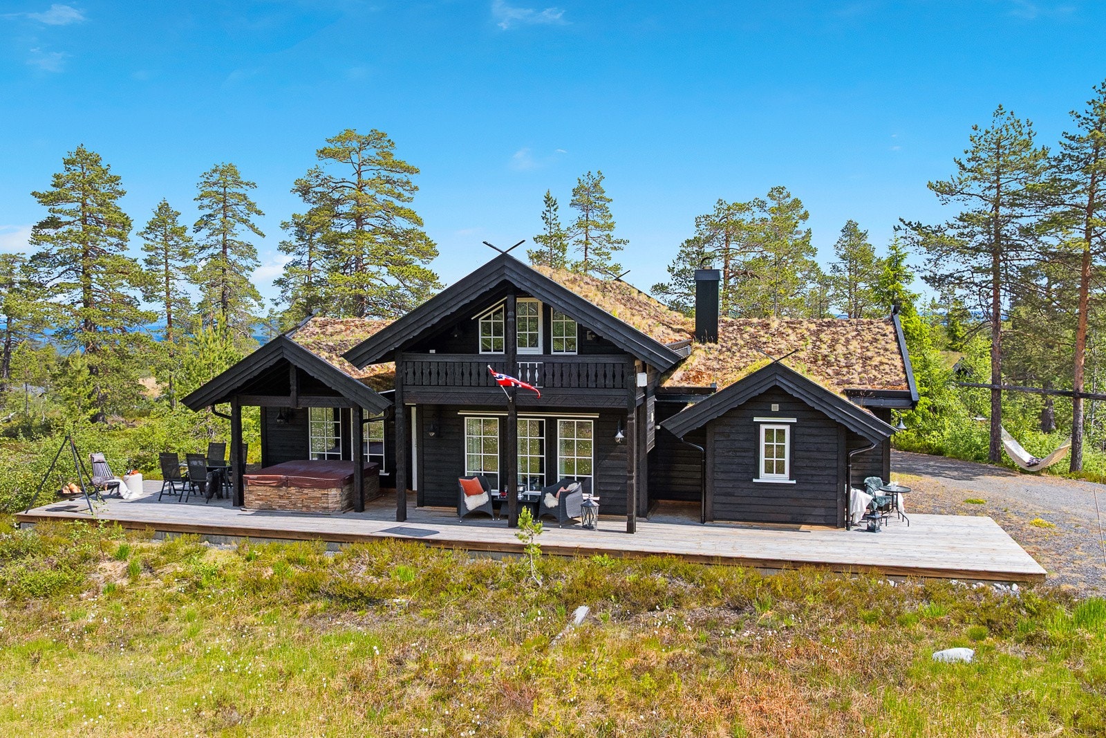 Blefjell er et fjellområde på grensen mellom Buskerud og Telemark, kjent for sitt varierte og innbydende turterreng. Her får du nærkontakt med naturen - enten du foretrekker rolige skogsturer, fjellvandring, fiske, sykling, alpint eller langrenn. Galleribilde