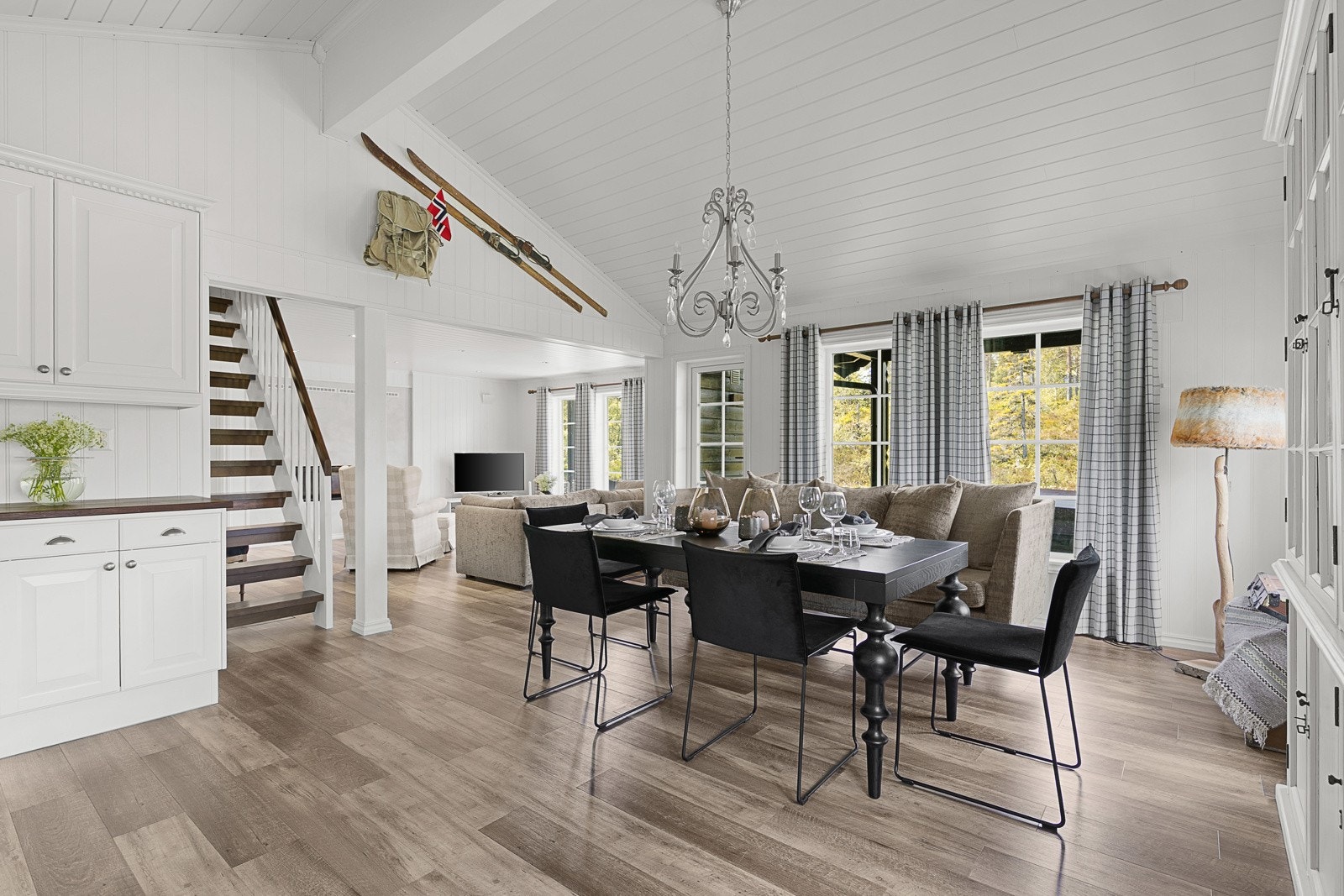 Kjøkkenet ligger i åpen og sosial løsning med stuen, og fungerer som et naturlig samlingspunkt i hytta. Her er det god plass til en romslig spisegruppe - perfekt for lange måltider, hyggelige samtaler og gode stunder med familie og venner. Galleribilde