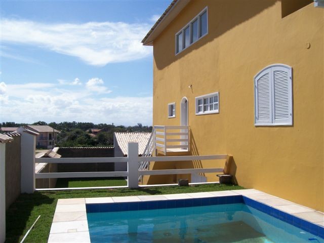 Utsikt fra svømmebassenget mot bakgården Galleribilde