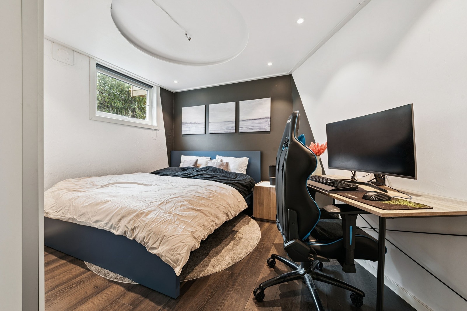 Soverom/ kontor med plass til dobbeltseng og kontorpult - Det opplyses om at rommet ikke er godkjent som soverom, men blir omtalt som soverom iht. dagens bruk Galleribilde