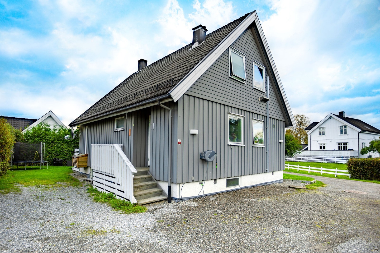 Velkommen til Olstadfaret 9! En koselig enebolig med tilbaketrukket beliggenhet og kort vei til det meste. Galleribilde