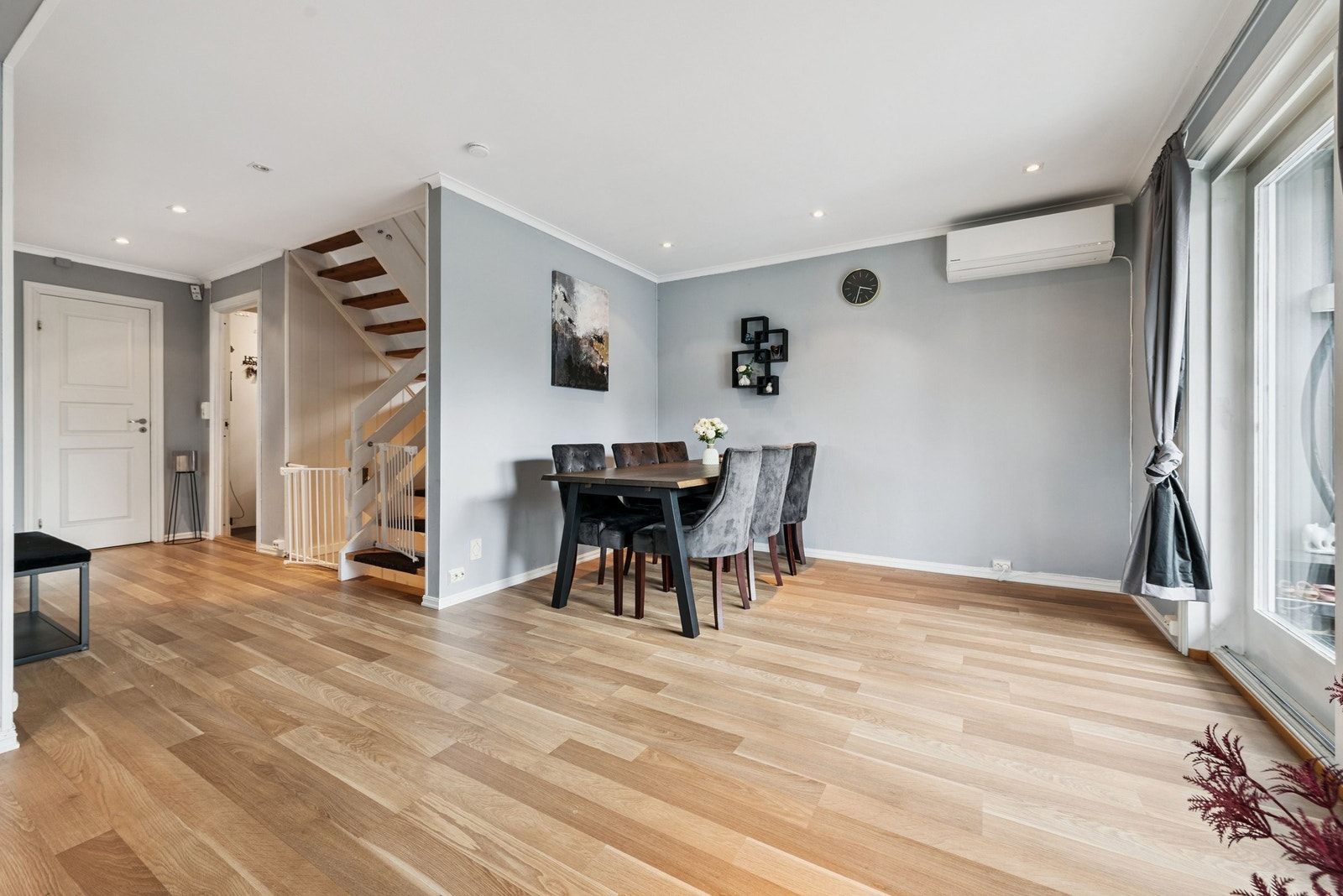 I stuen er det god plass til spisegruppe. Ny varmepumpe fra 2023 Galleribilde