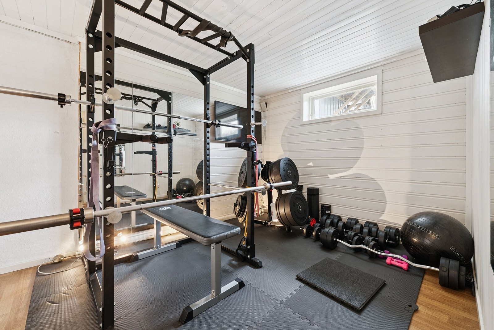 Rom i kjeller benyttes som treningsrom. Det opplyses om at rommet ikke er godkjent som treningsrom men blir omtalt som treningsrom iht. dagens bruk Galleribilde