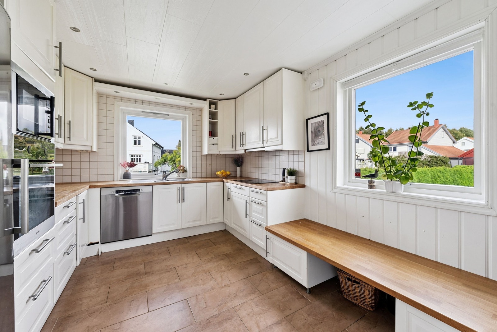 Velutstyrt kjøkken med kjøleskap, fryseskap, komfyr, oppvaskmaskin og platetopp. Galleribilde