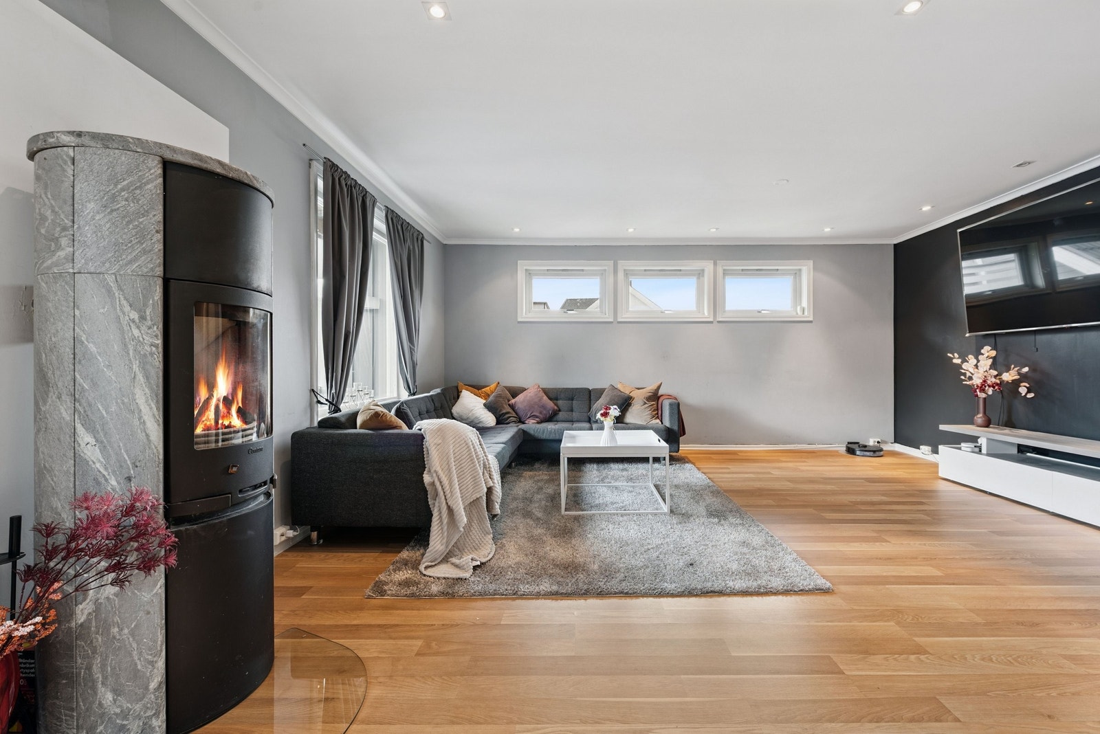 Flott stue med god plass til sofagruppe. Spotlys i tak. Galleribilde