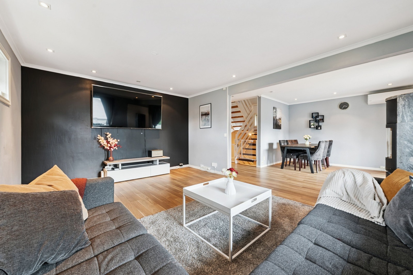 Stuen har gode, naturlige soner som gjør den lett å møblere Galleribilde