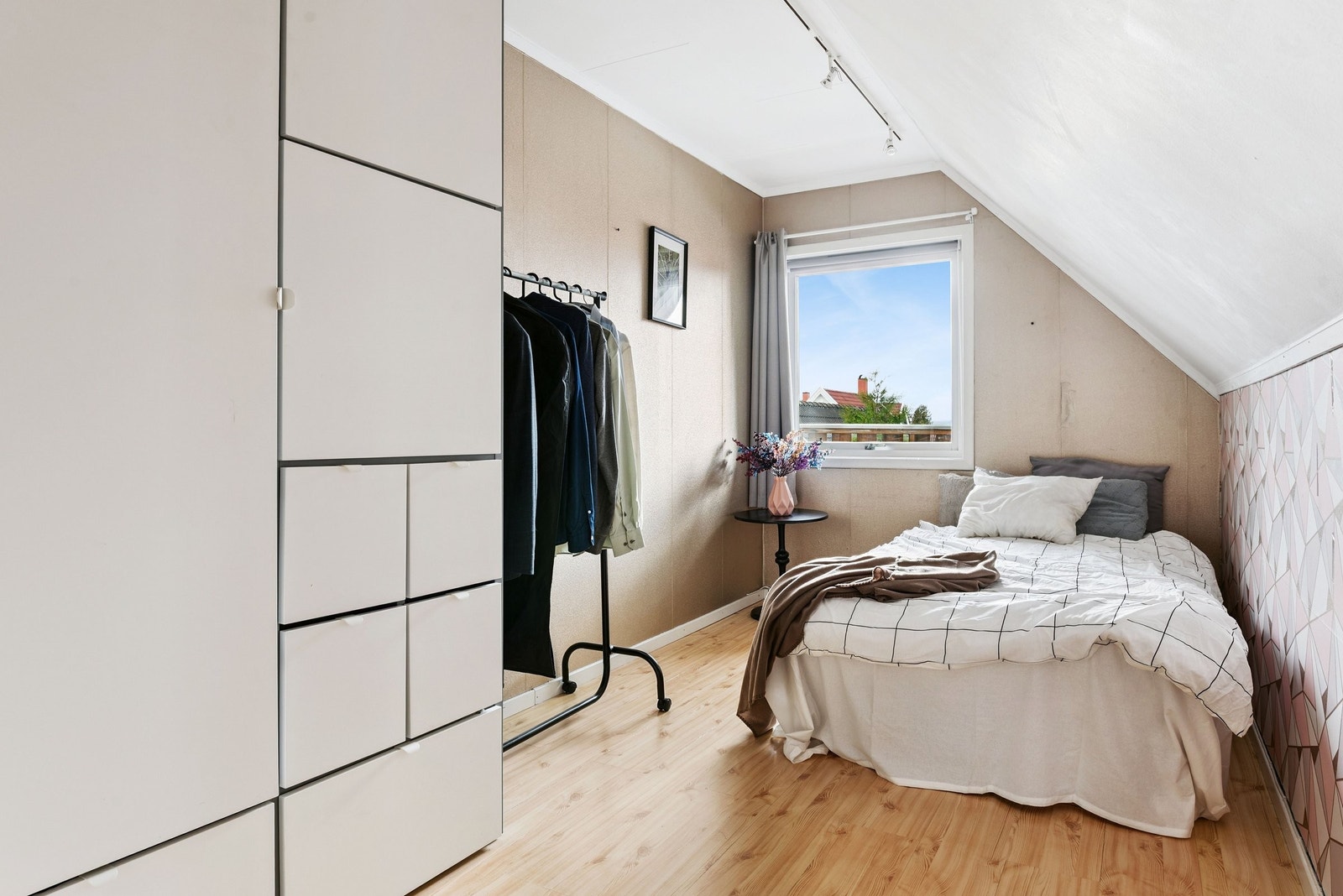 Soverom 2 holder en god størrelse og har plass til dobbeltseng, garderobe og skrivepult Galleribilde